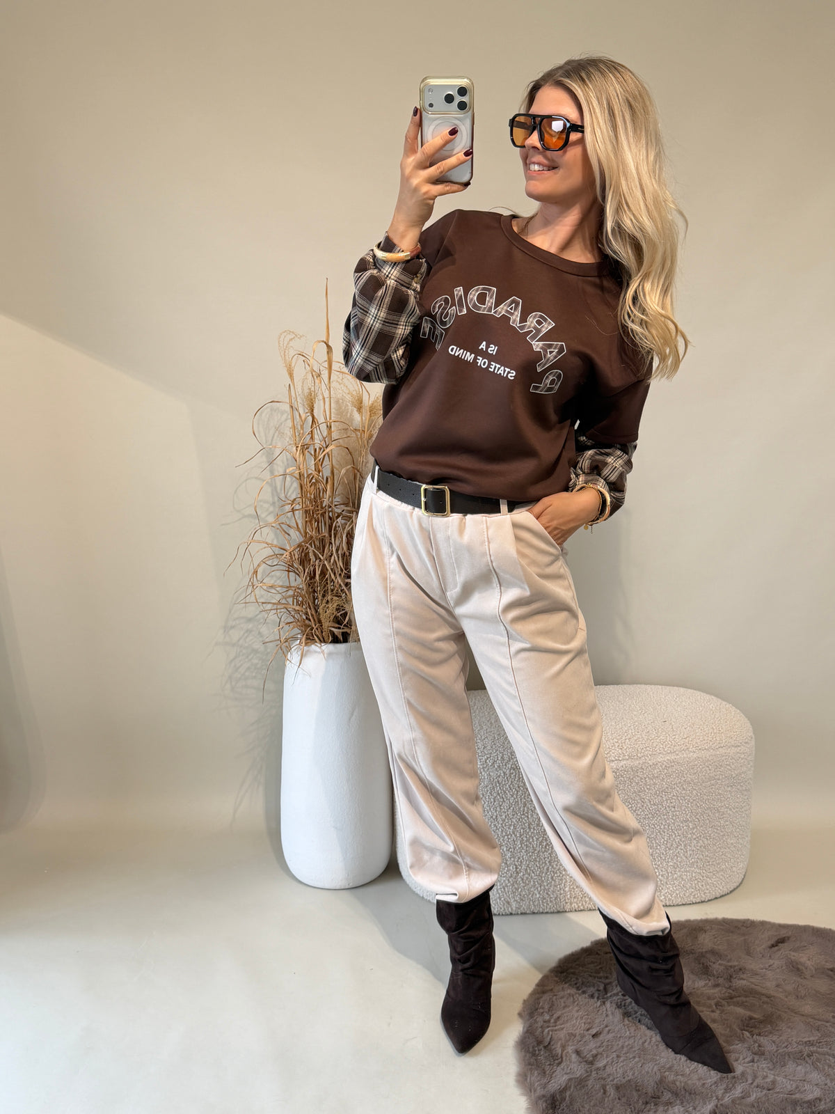 Sweatshirt in Schokobraun mit Karoeinsatz am Arm