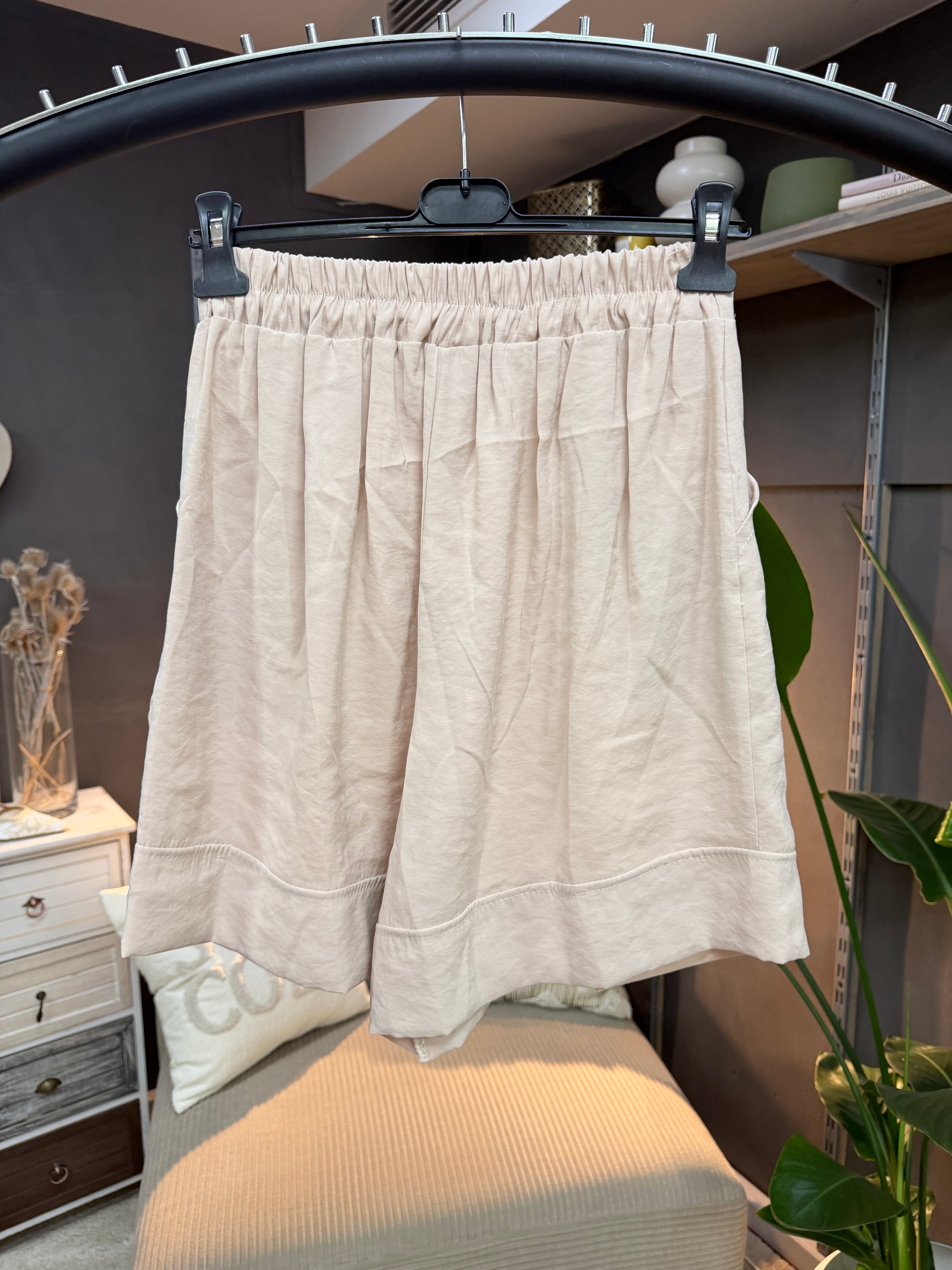 #13 Hose in Beige kurz