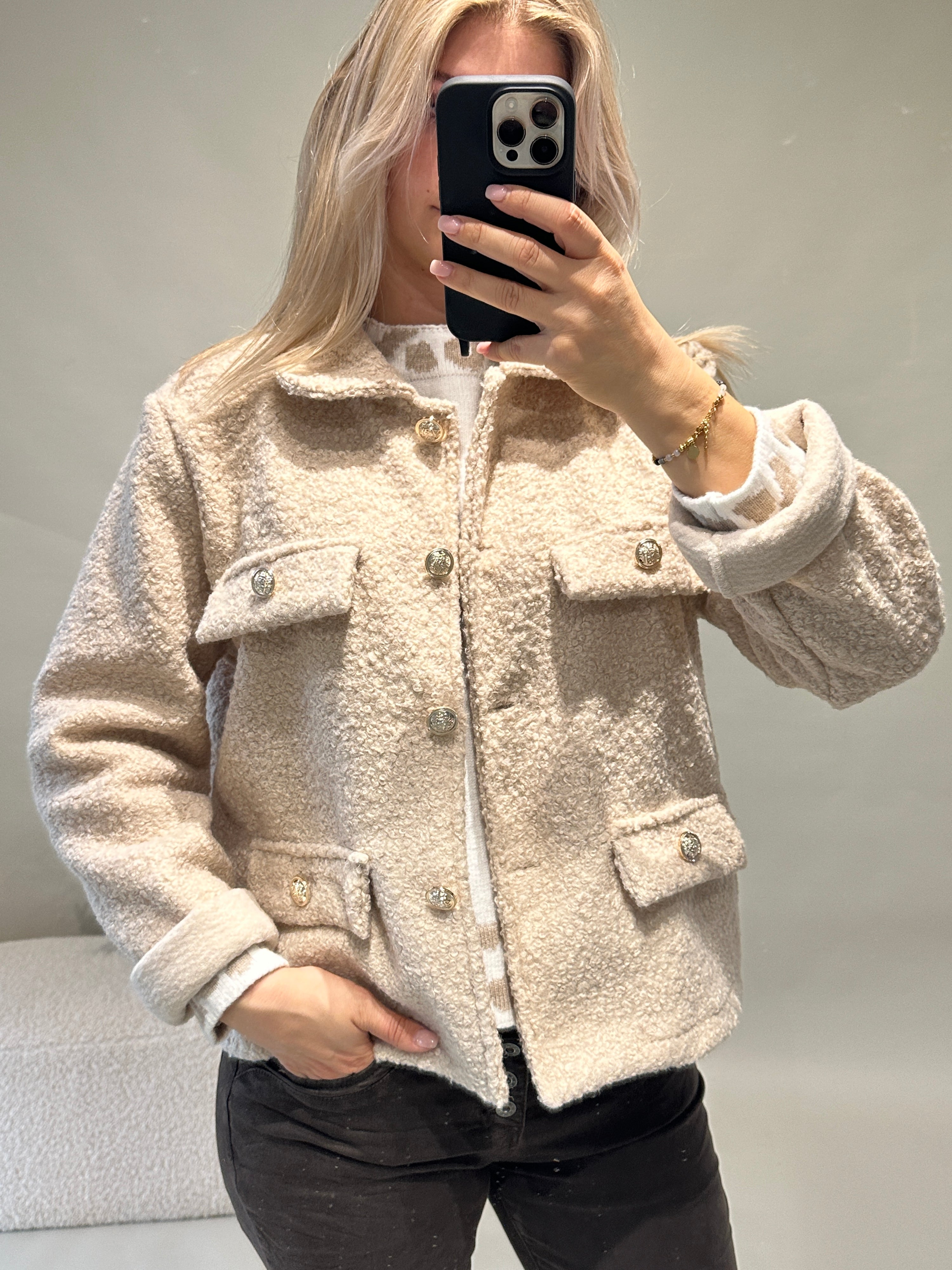Jacke in Sand mit Goldenen Knöpfen