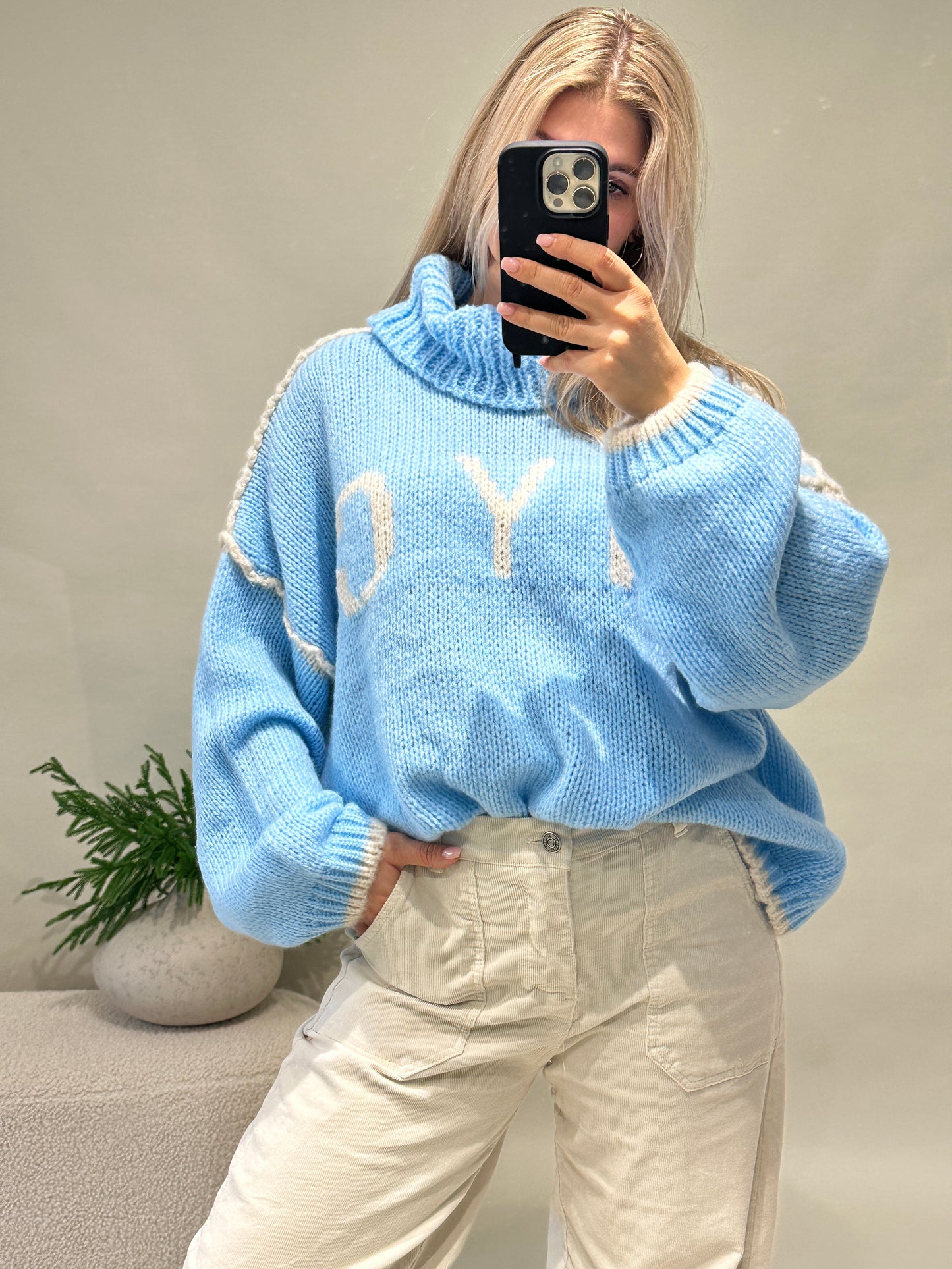 pullover in hellblau mit wollweißer aufschrift (nyc) mit weitem rollkragen