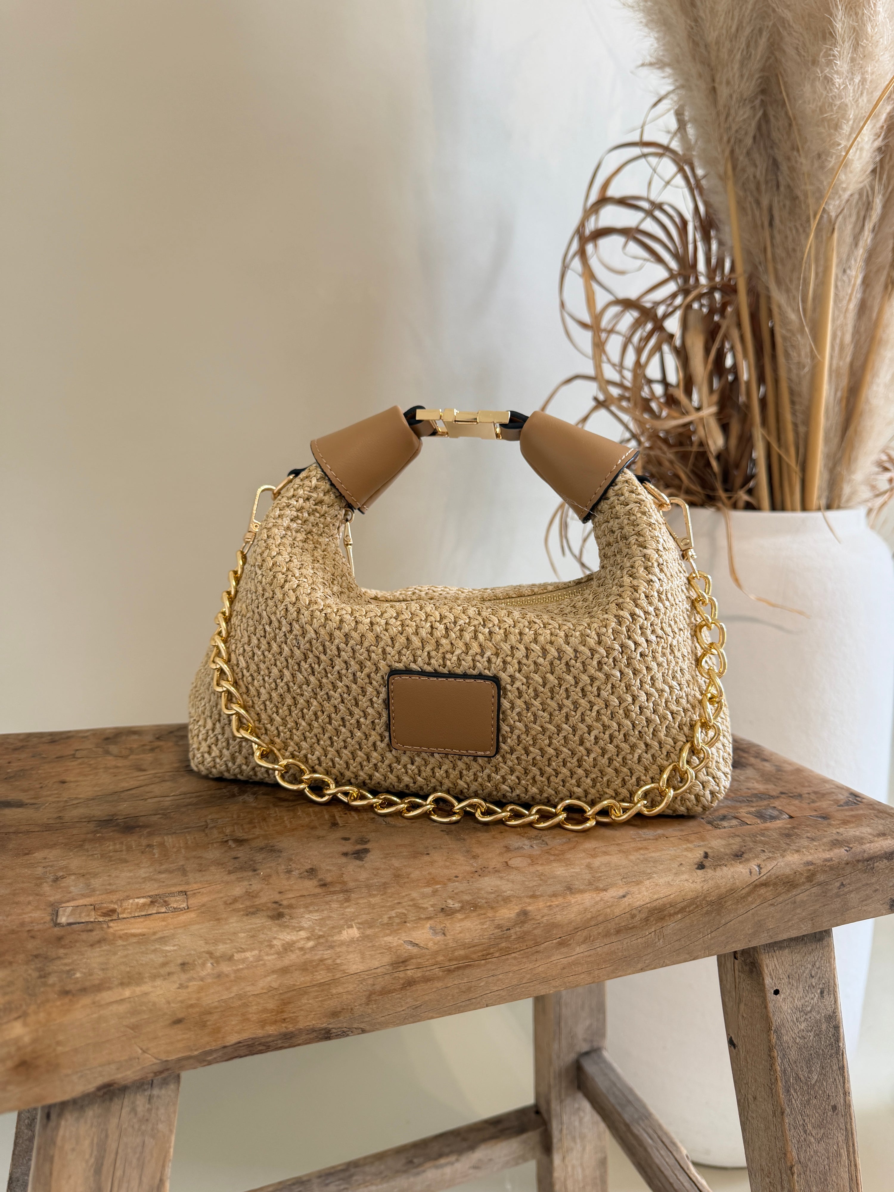 Tasche in Beige mit langen Gurt in Bastoptik