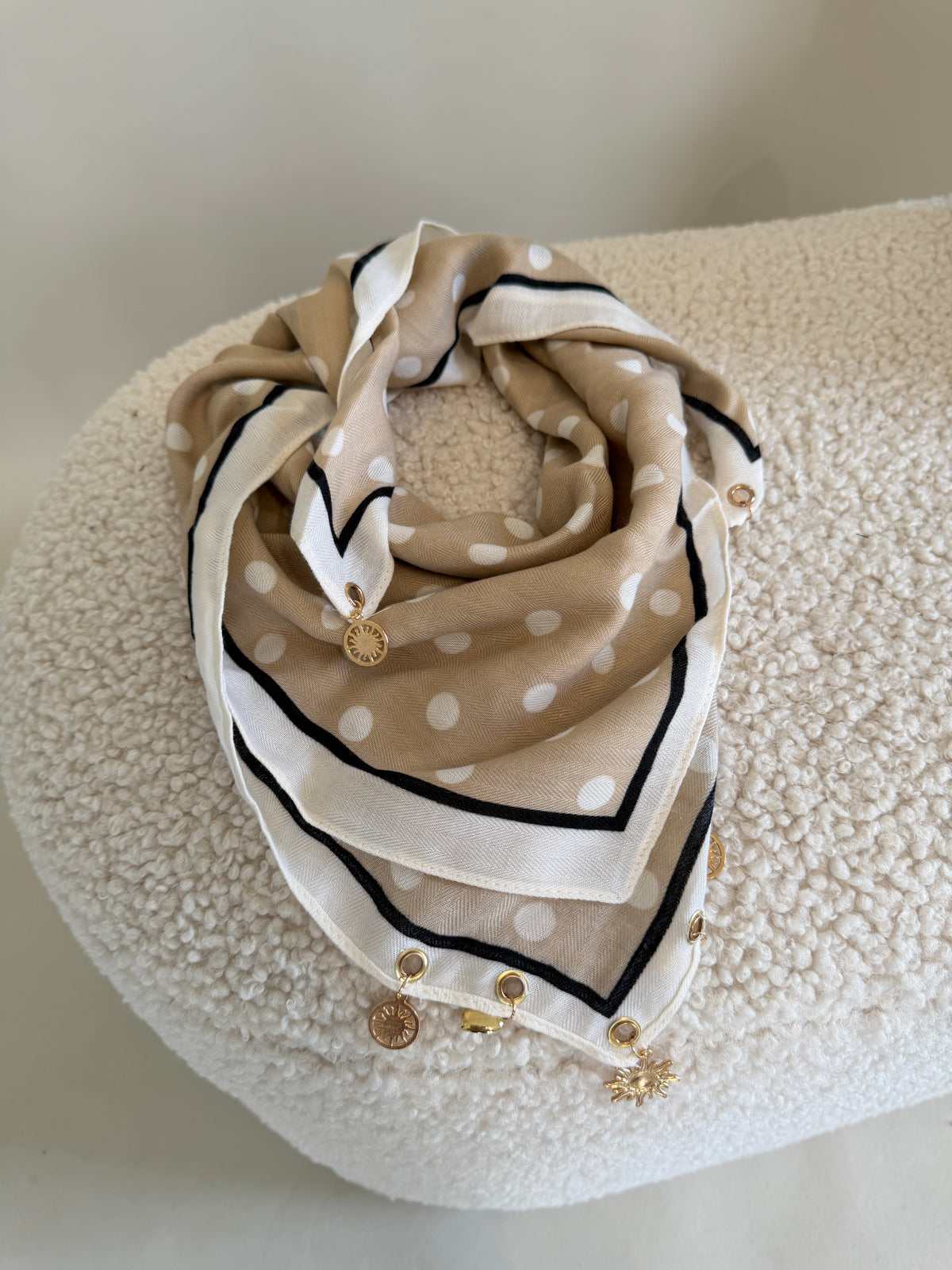 Tuch in Beige mit Wollweißen Punkten  und Goldenen Anhängern
