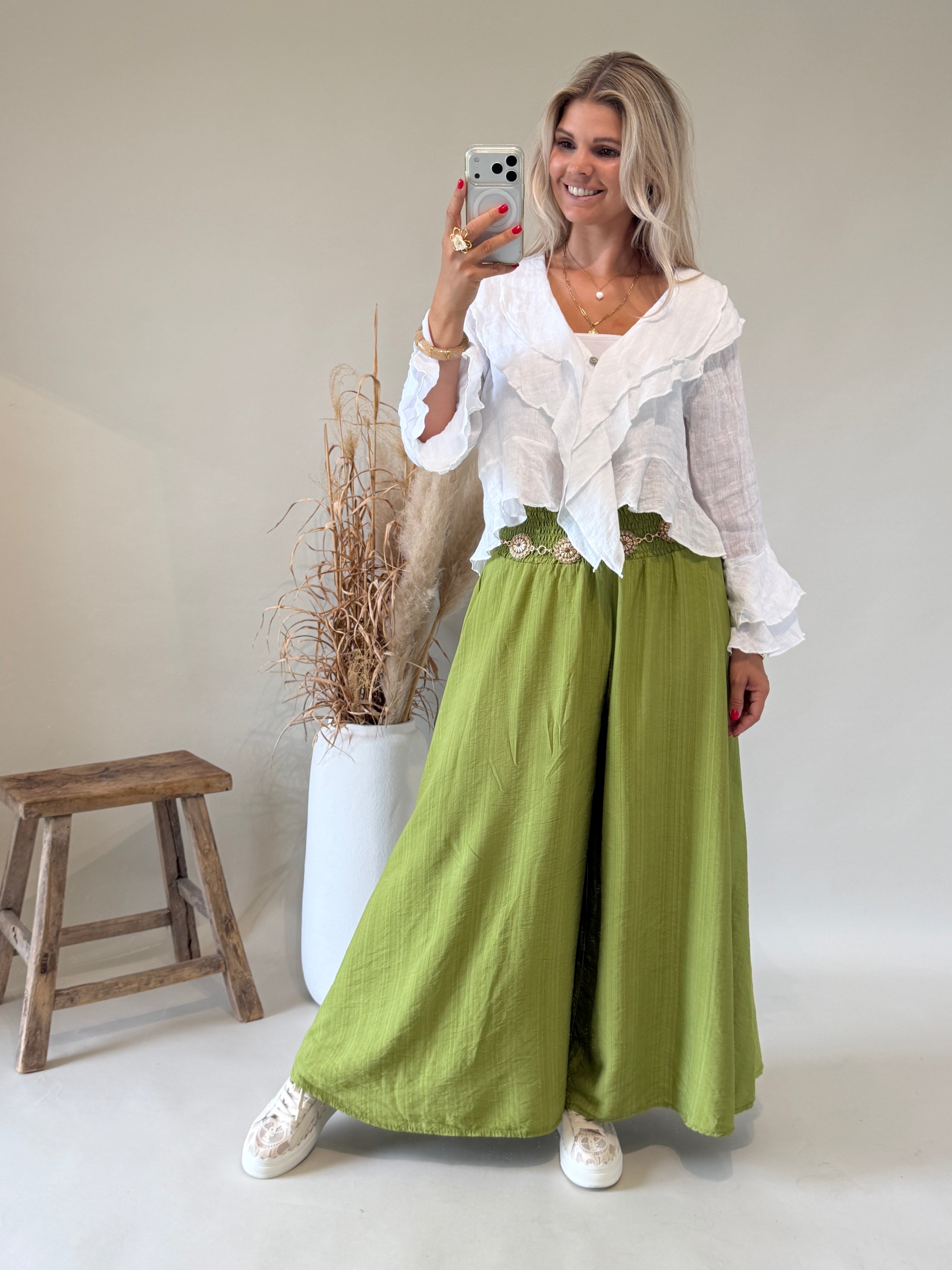 Bluse in Weiß mit Rüschen vorne und am Arm