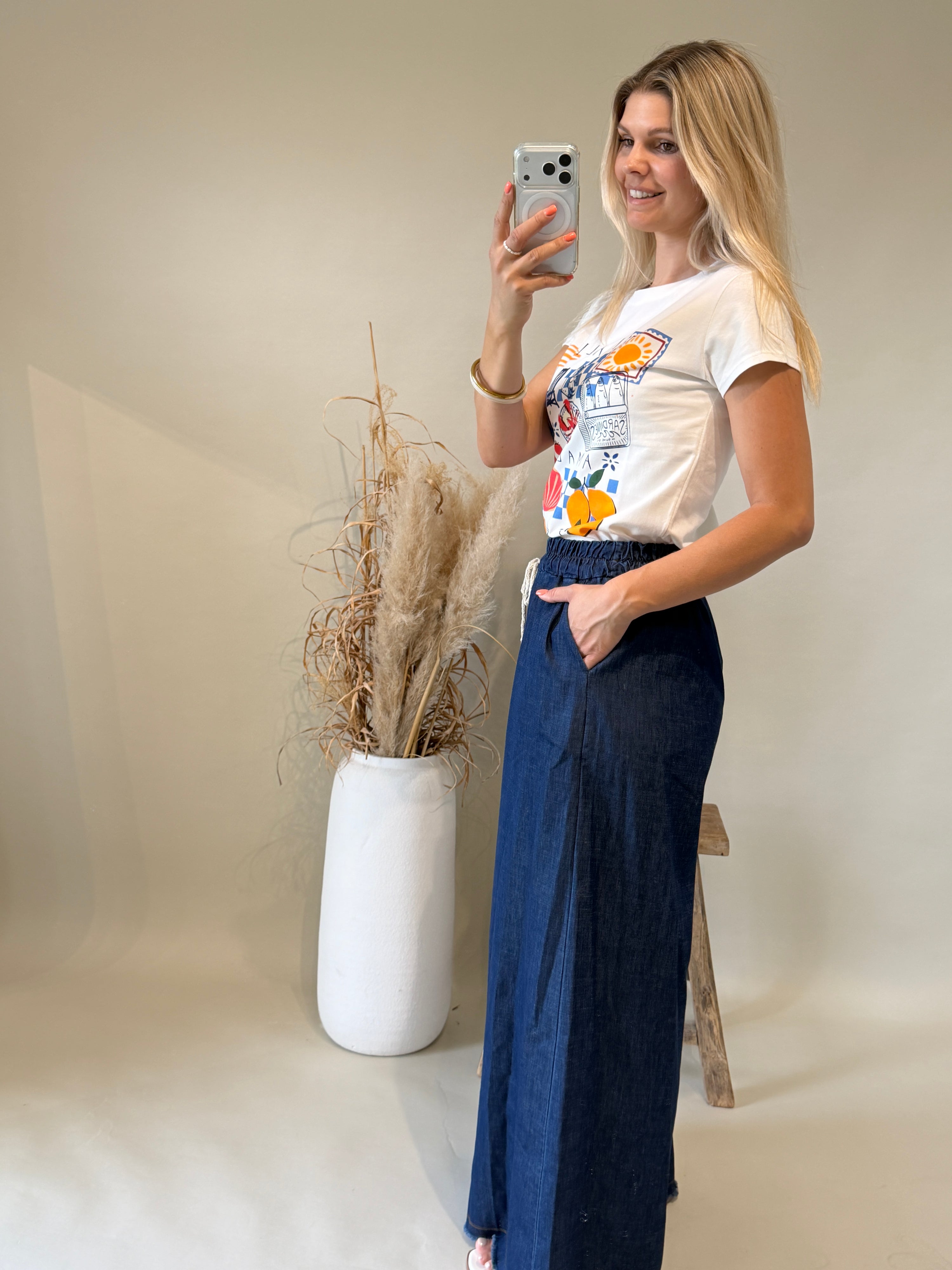 T - Shirt  in Weiß mit Blau / Orangen Aufdruck