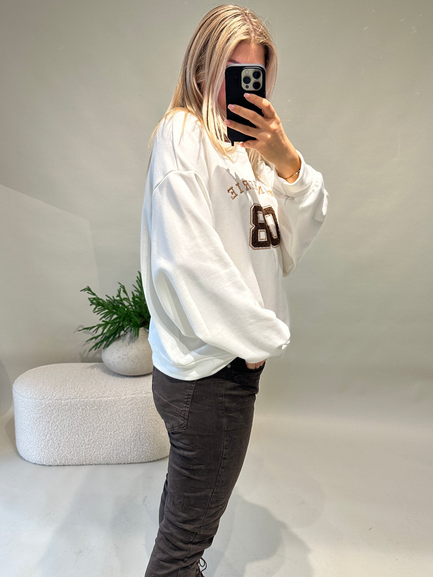 pullover in wollweiß mit aufschrift in schokobraun (mon cherie)