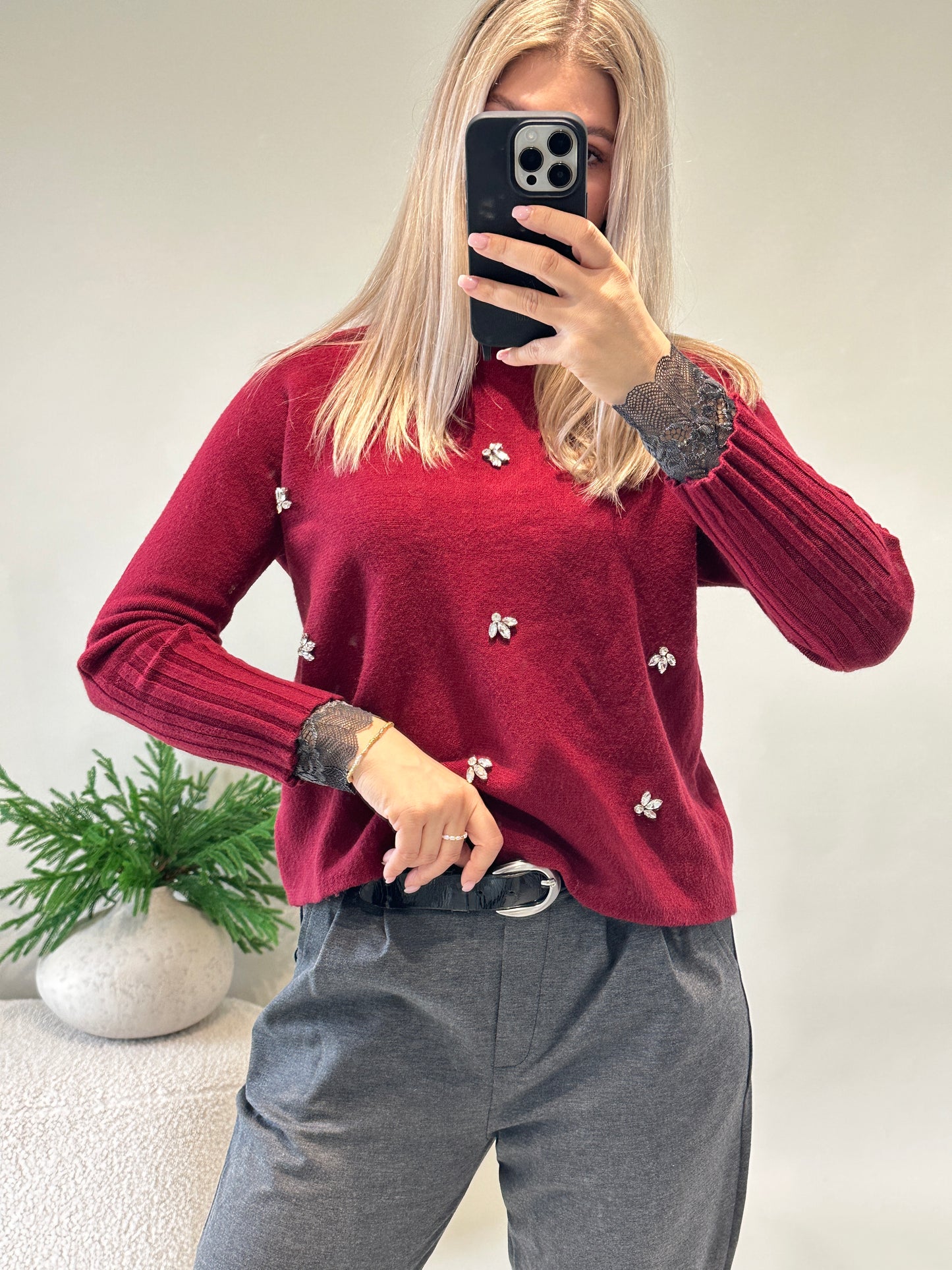 pullover in burgundy mit glitzersteinen vorne