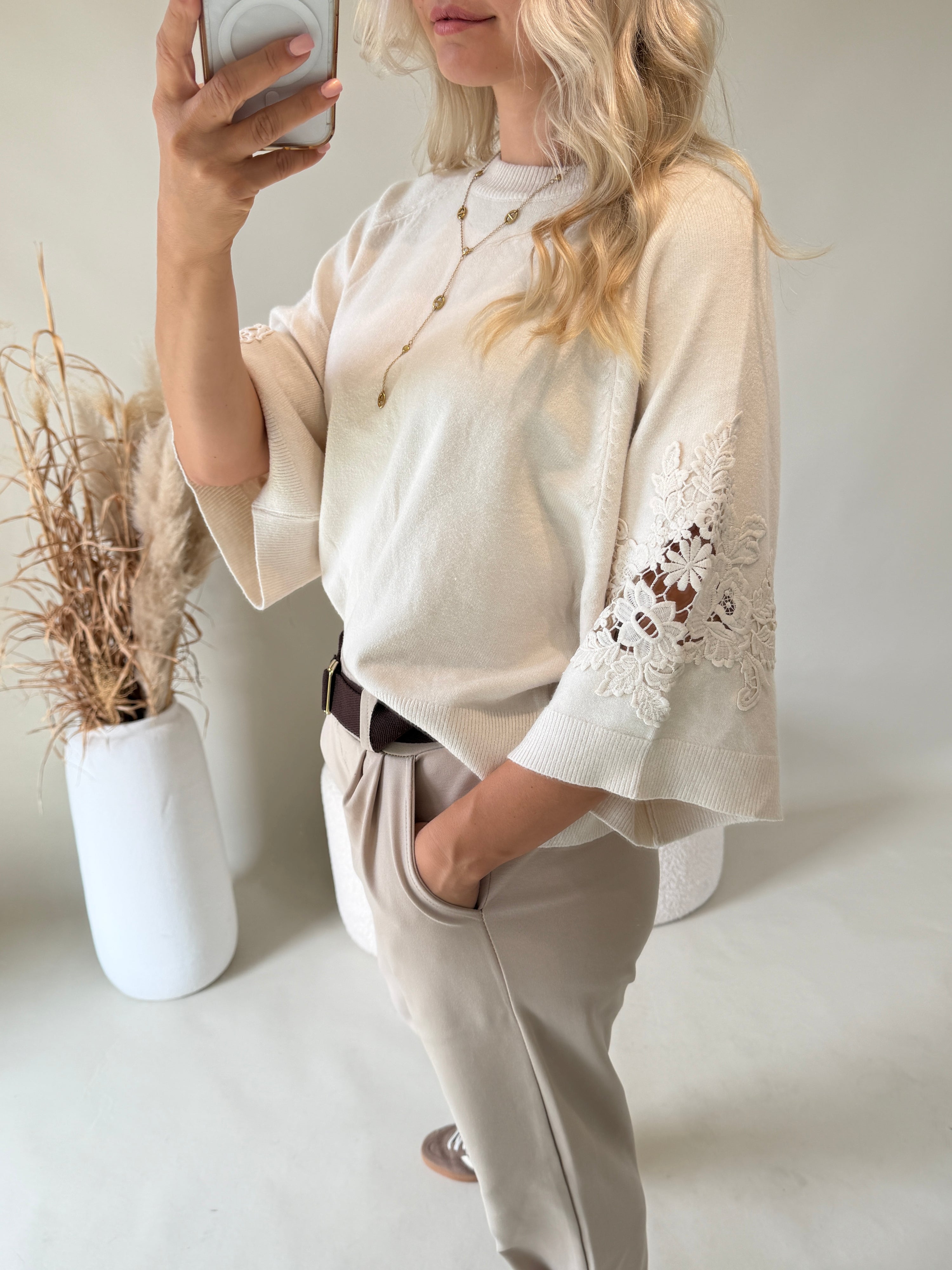 Pullover in Sand mit Spitze am Ärmel ( Kurzarm )