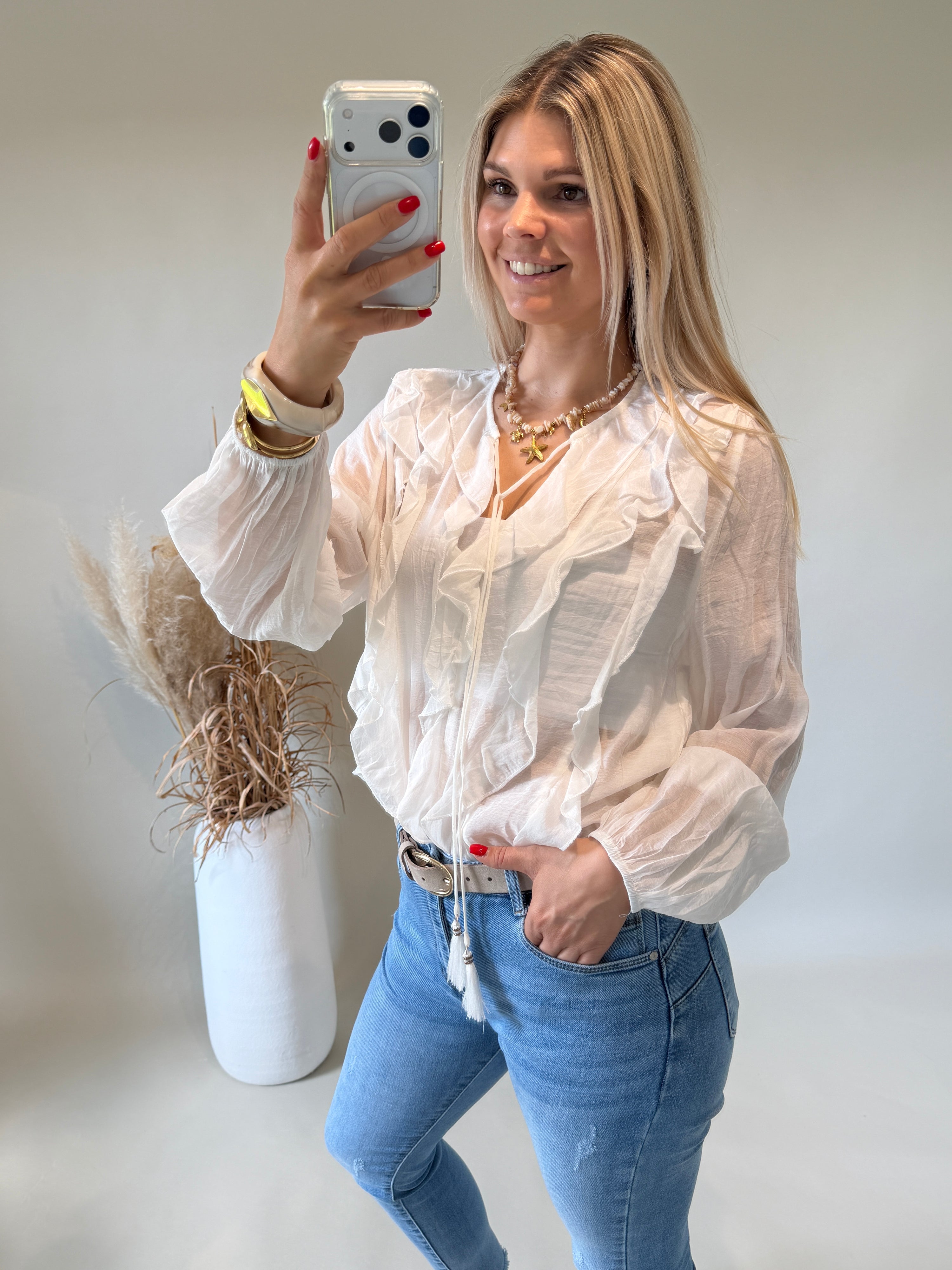 Bluse in Weiß mit Rüschen und Kordel vorne