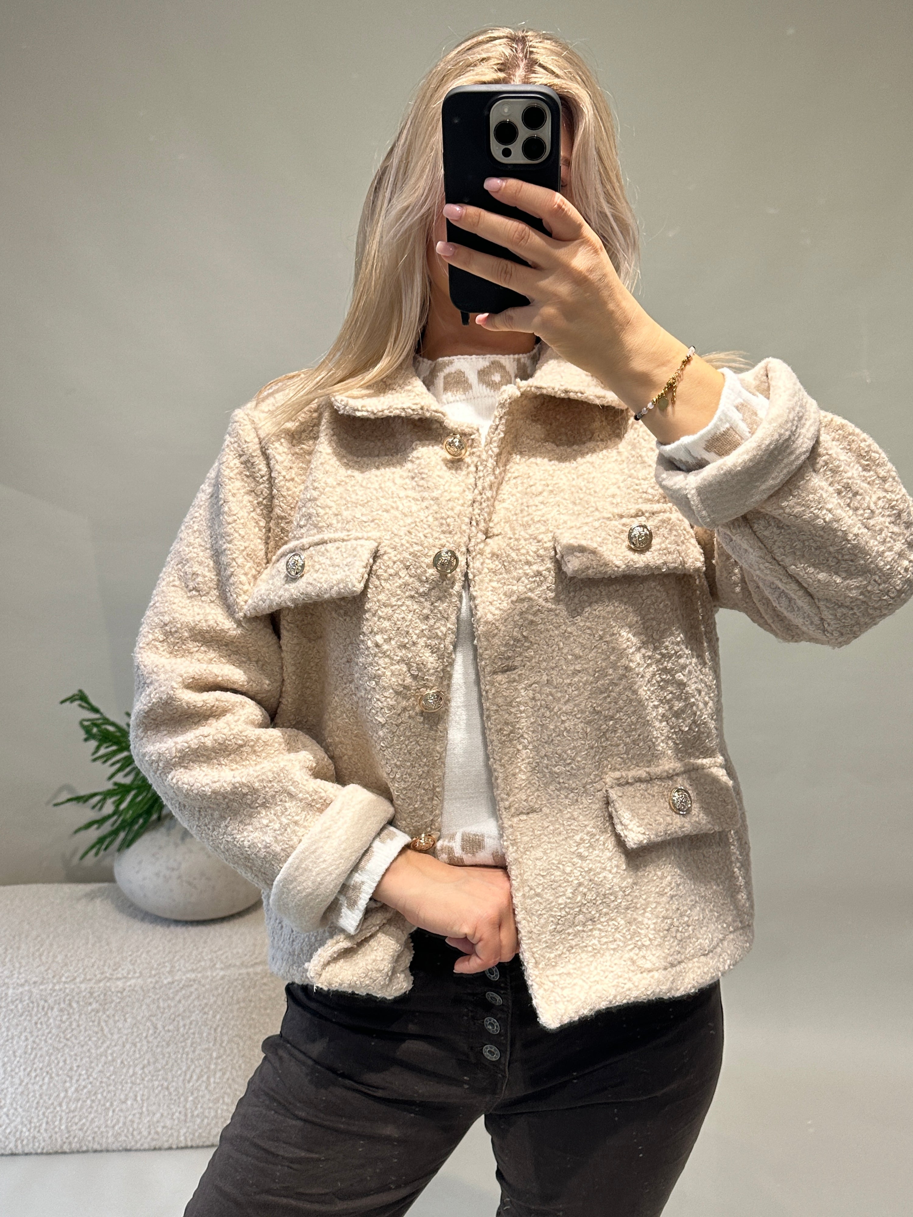 Jacke in Sand mit Goldenen Knöpfen
