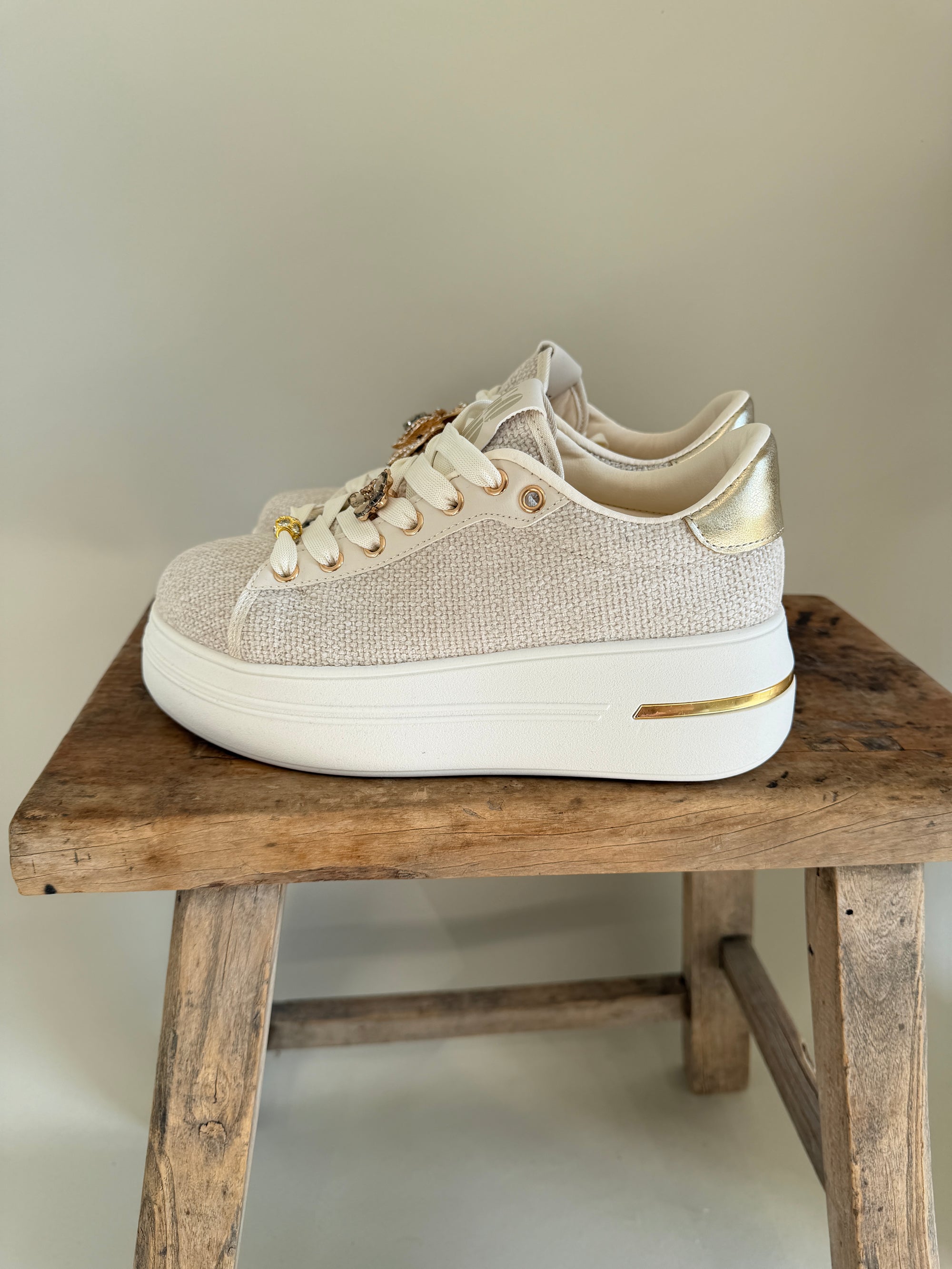 Sneaker in Wollweiß ( Plateau mit Applikationen )