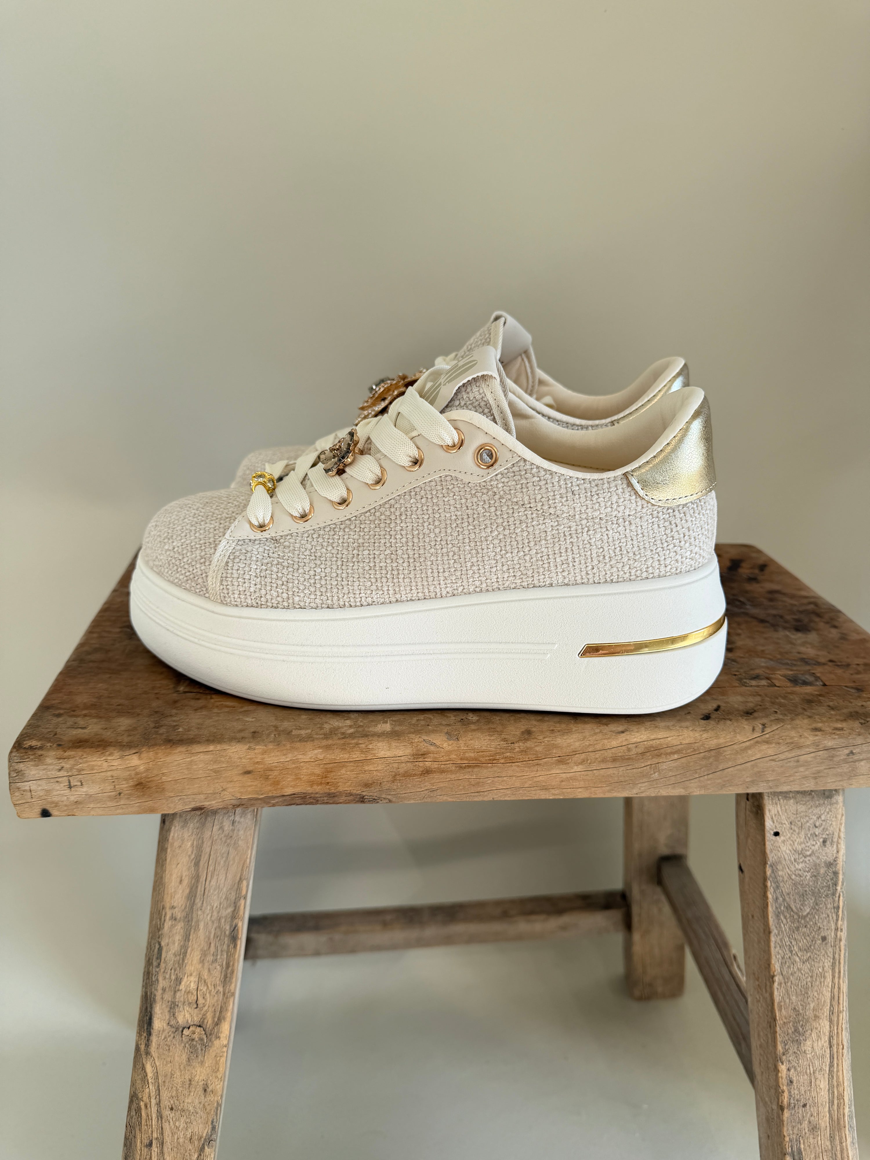 Sneaker in Wollweiß ( Plateau mit Applikationen )