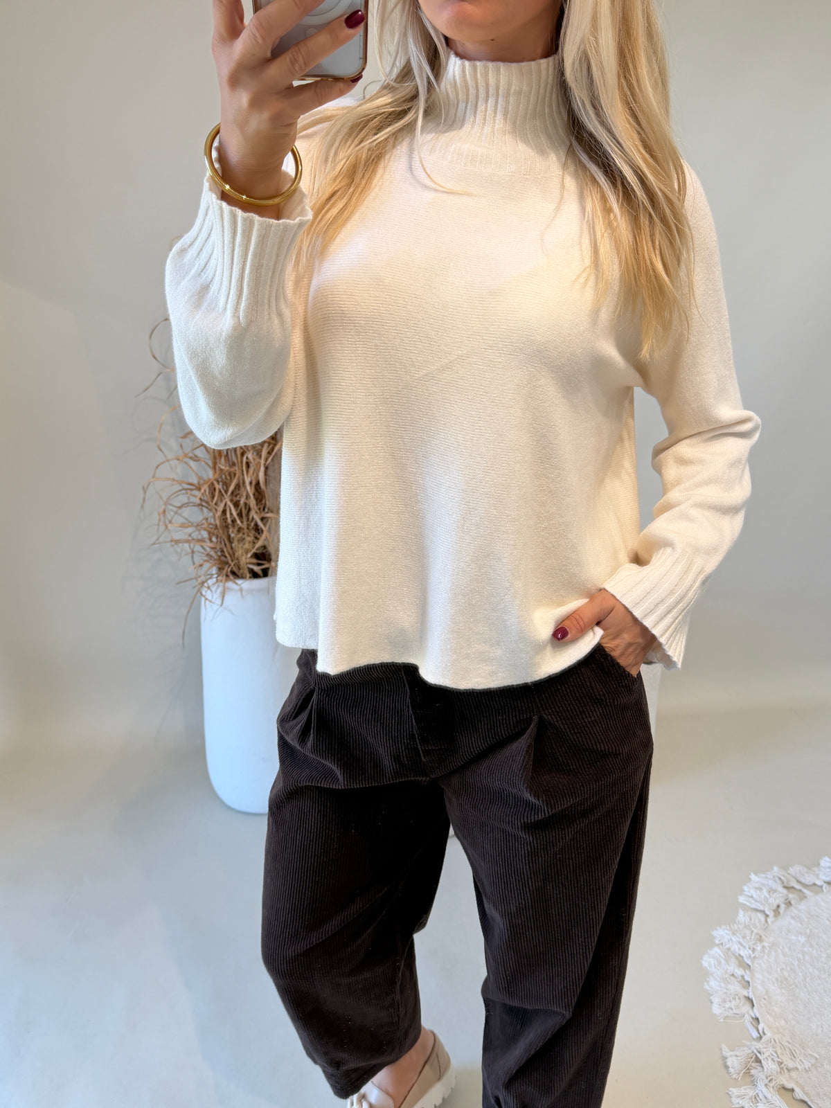 Pullover in Wollweiß mit Kragen