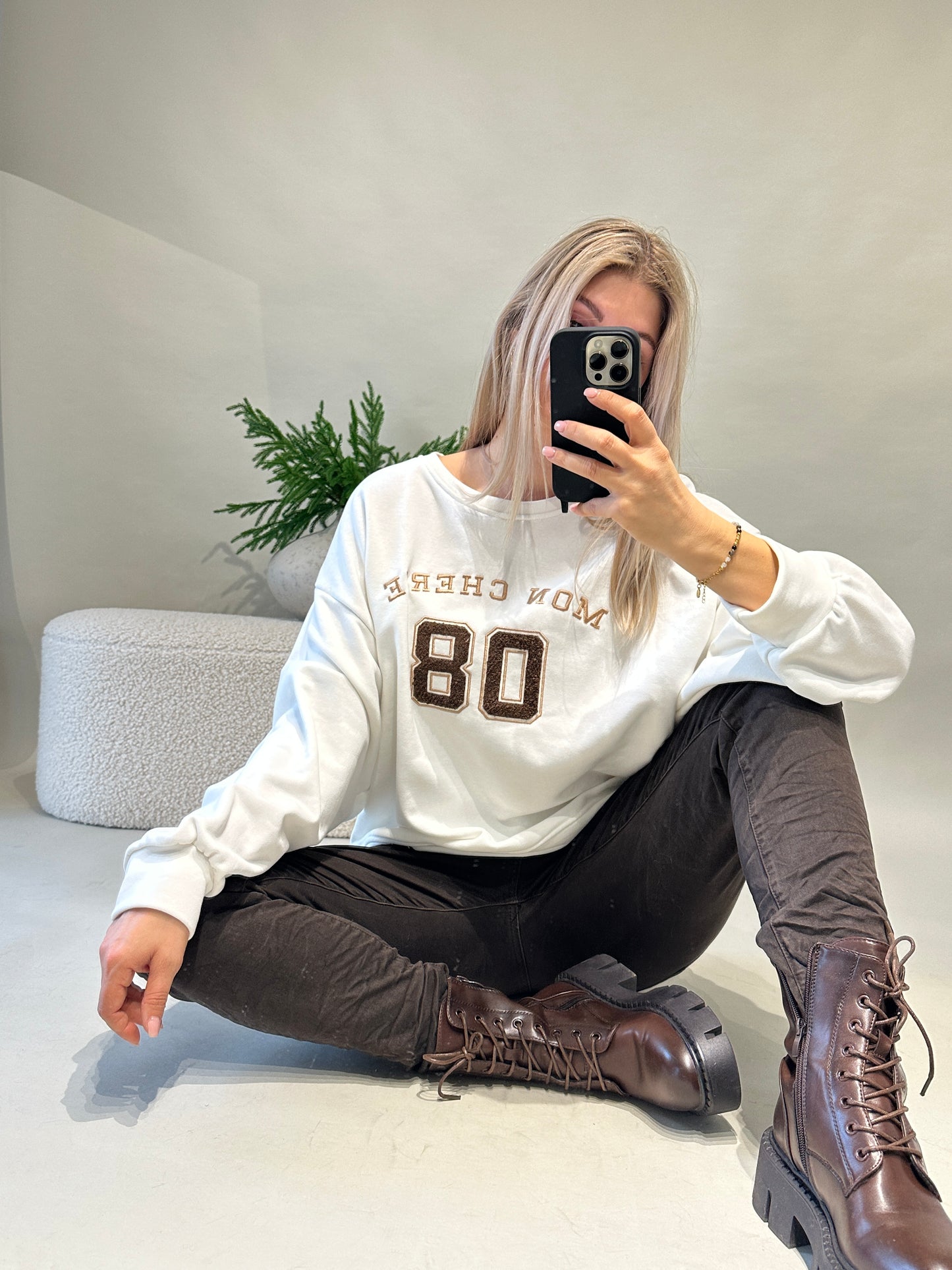 pullover in wollweiß mit aufschrift in schokobraun (mon cherie)