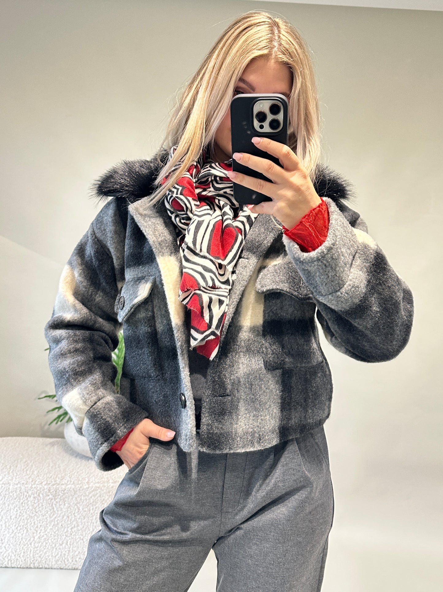 jacke in schwarz/grau/wollweiß kariert mit schwarzem kunst-pelzkragen