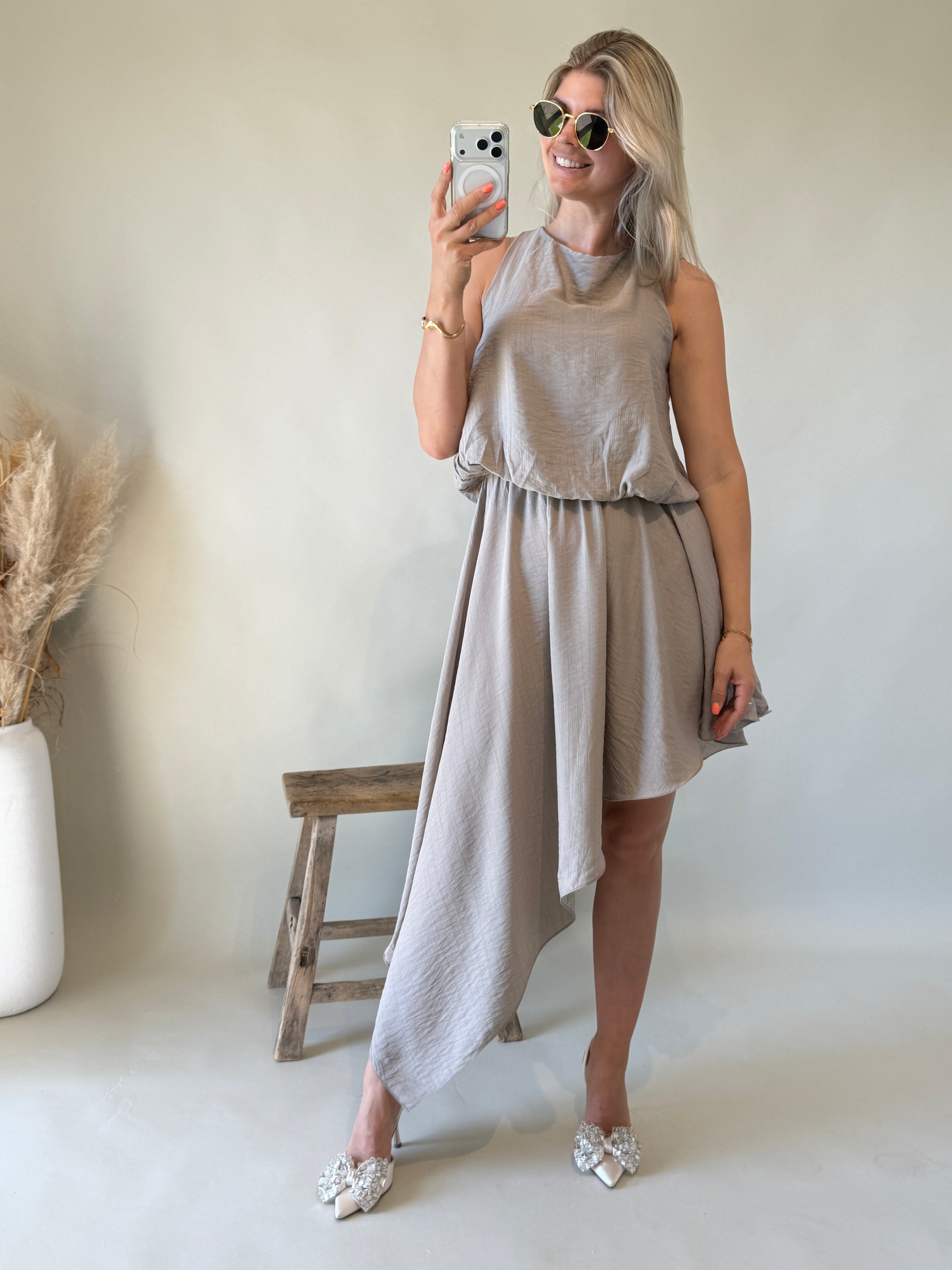 Kleid in Taupe ( Hinten zum Binden ) Schräg geschnitten