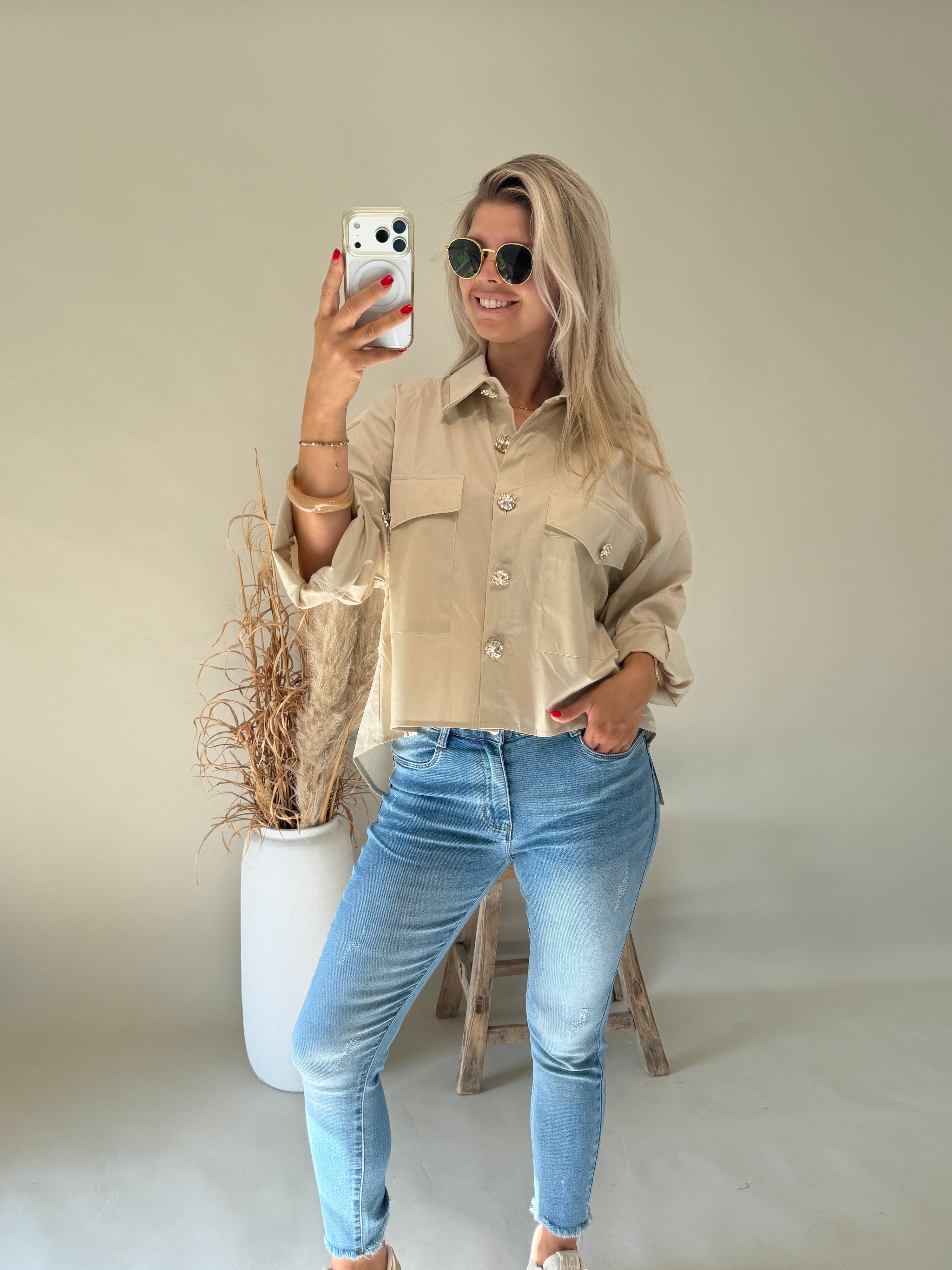 Bluse in Beige mit Brusttasche und Goldenen Knöpfen