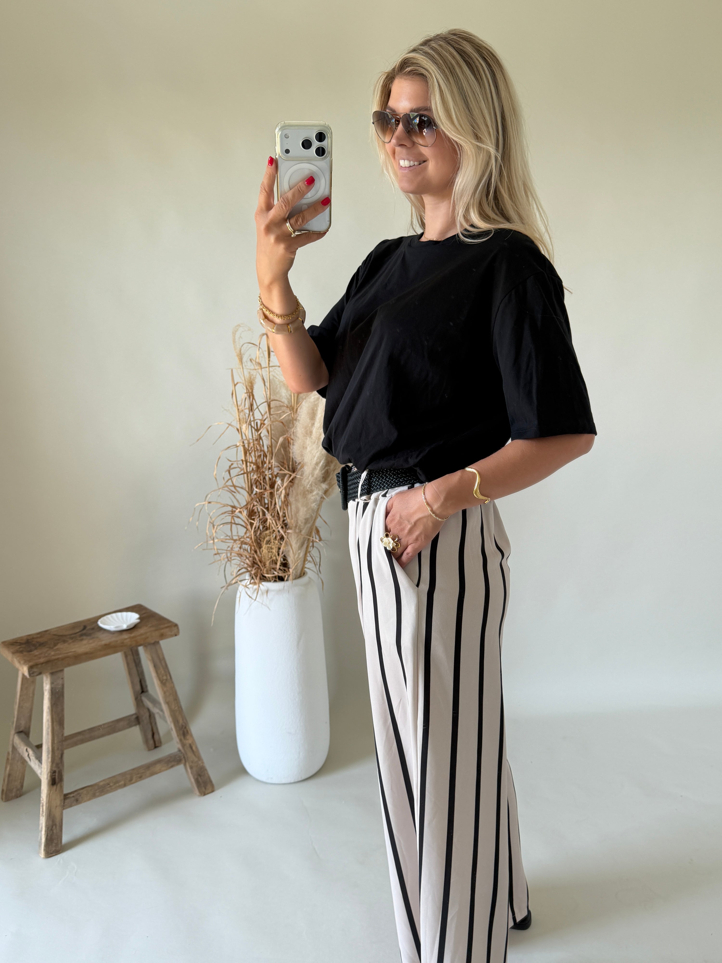 T - Shirt in Schwarz mit Gummizug am Bund