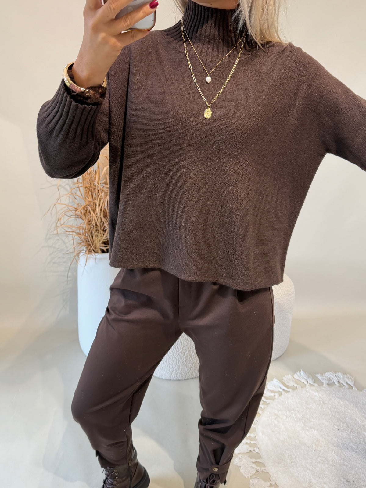 Pullover in Schokobraun mit weiten Kragen