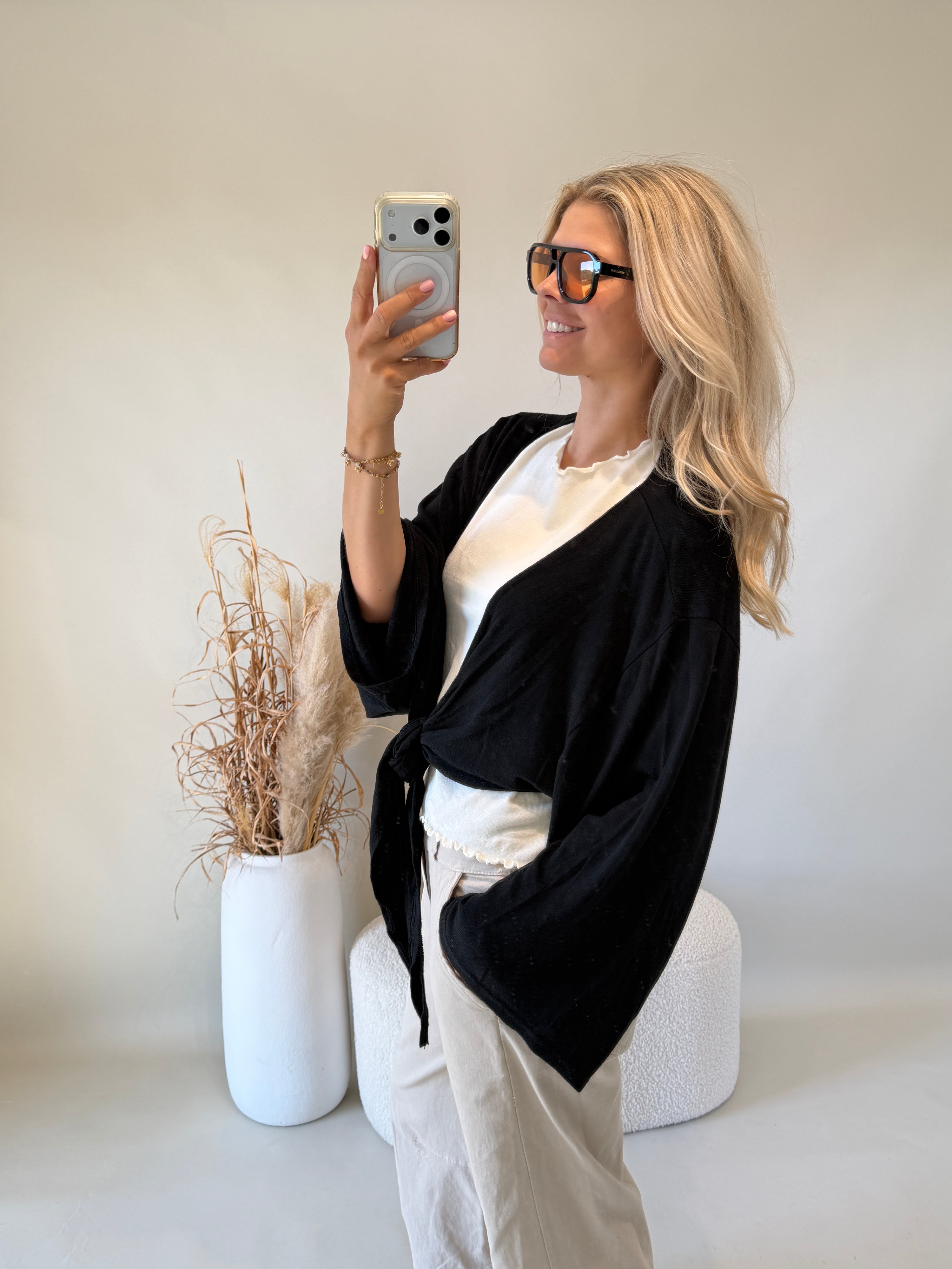 Jacke in Schwarz vorne zum Binden