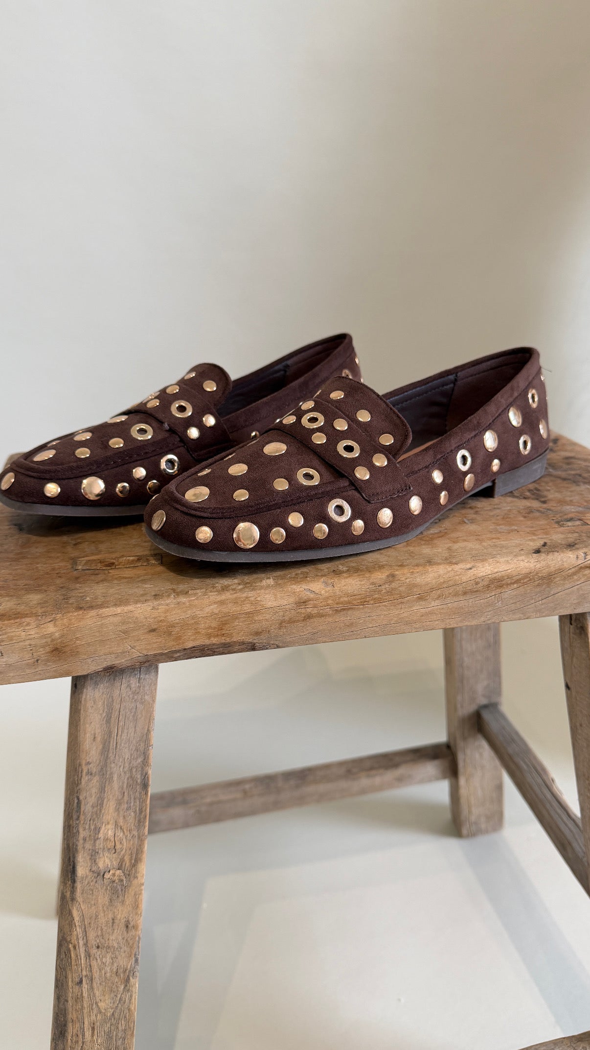 Loafer in Schokobraun mit goldenen Nieten