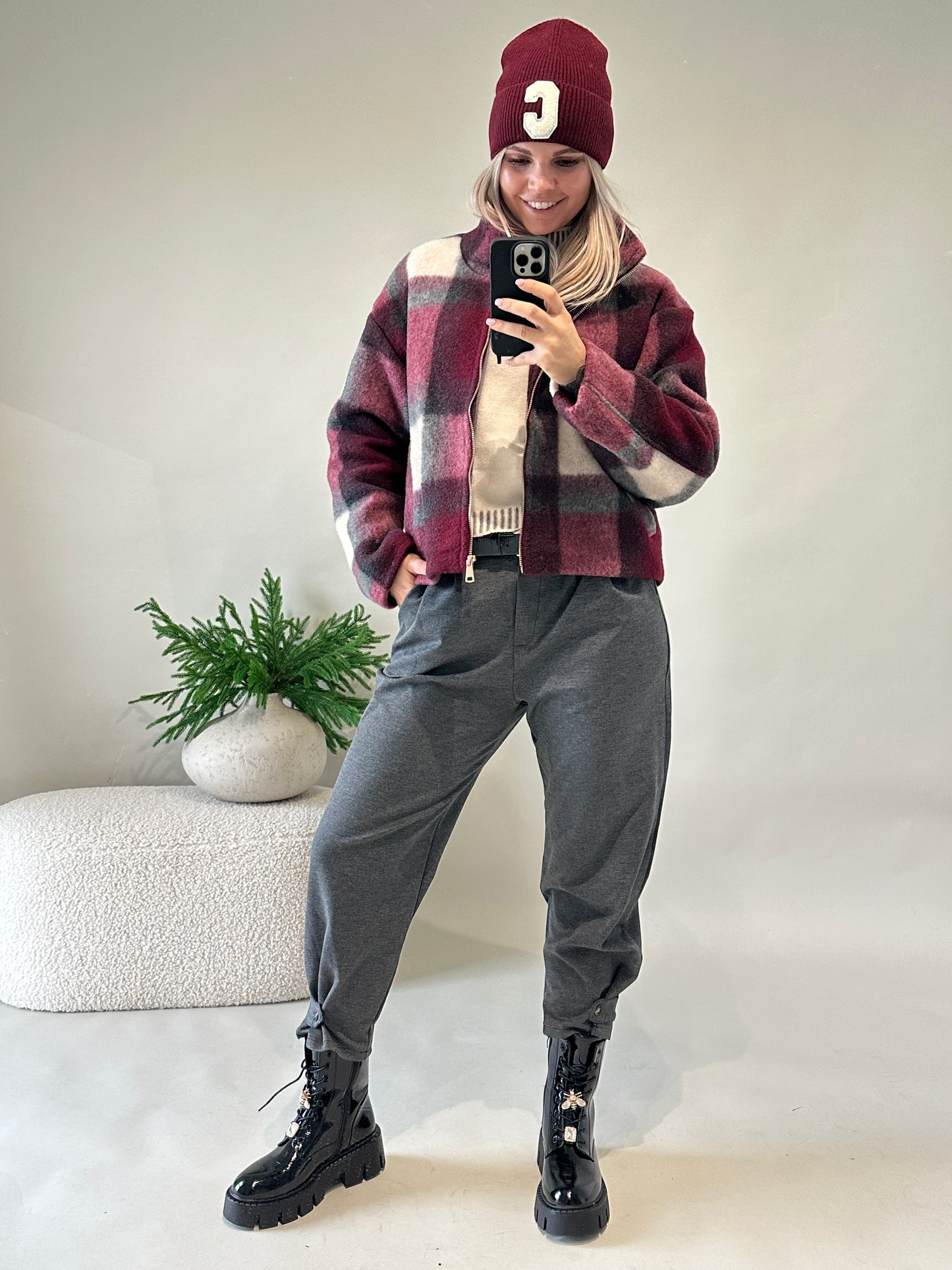 pullover in wollweiß mit grauen streifen an bund und kragen