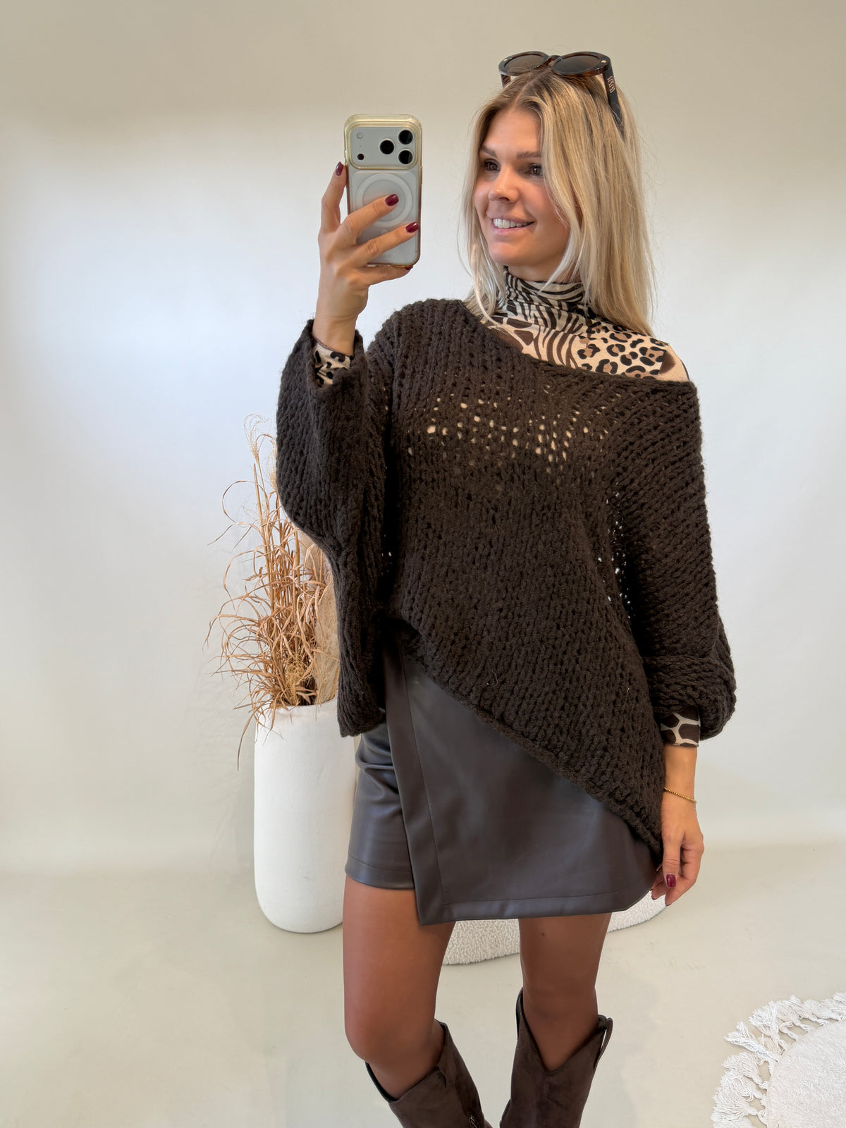 Pullover in Schokobraun mit Lochmuster