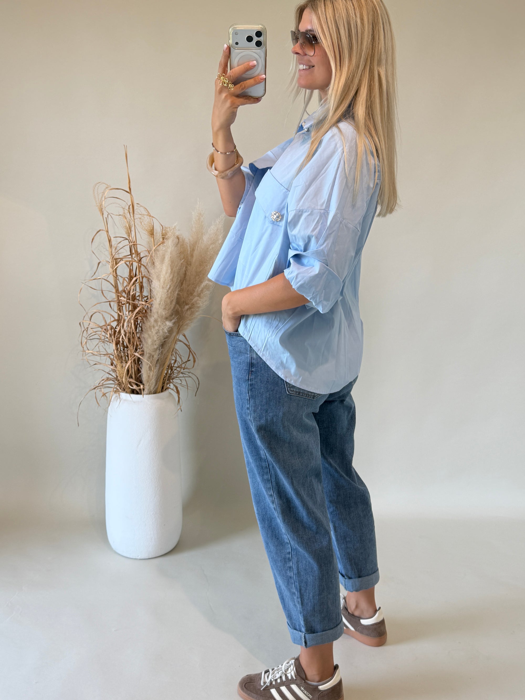 Bluse in Hellblau mit Brusttaschen und Goldenen Köpfen