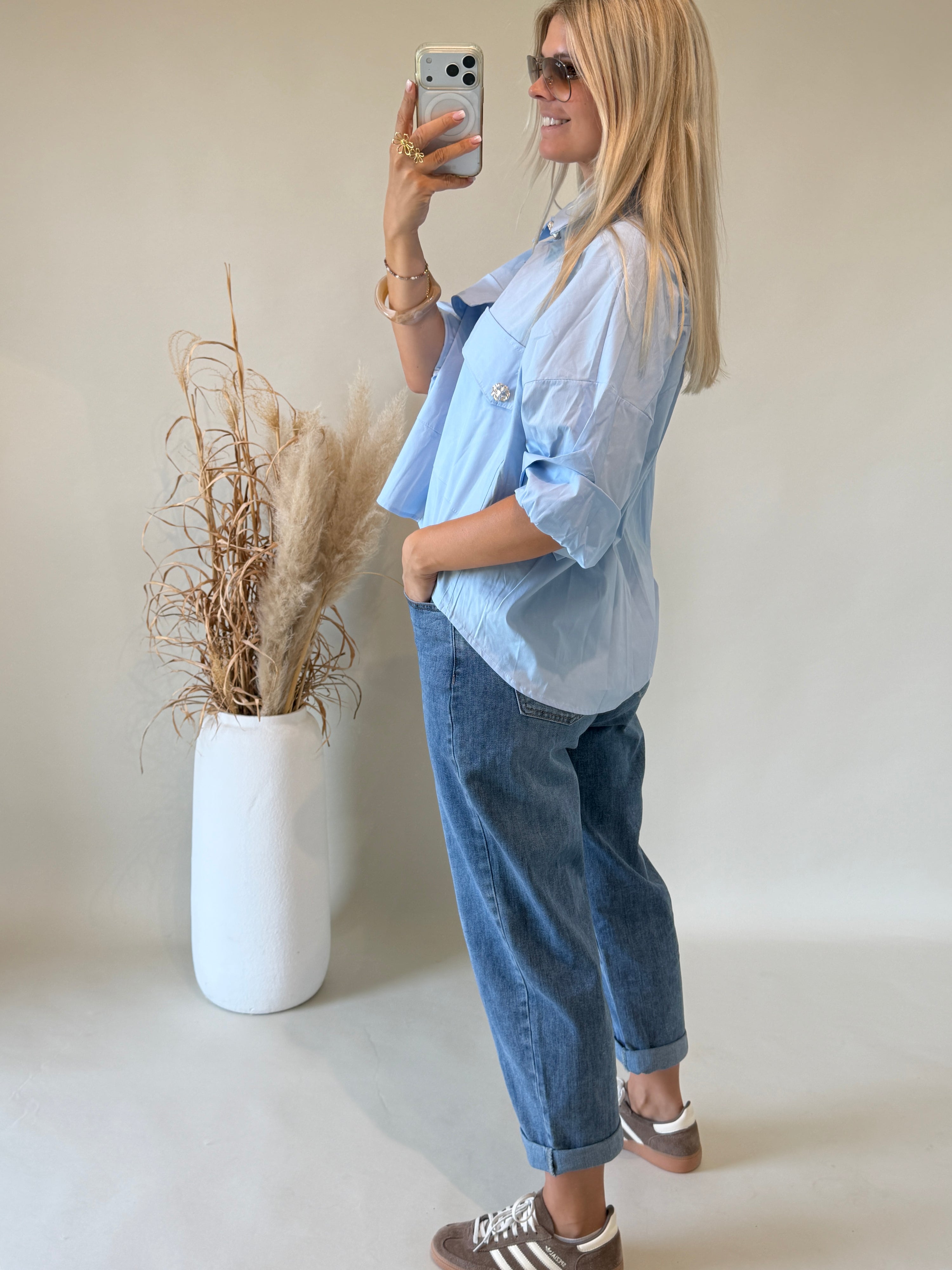 Bluse in Hellblau mit Brusttaschen und Goldenen Köpfen