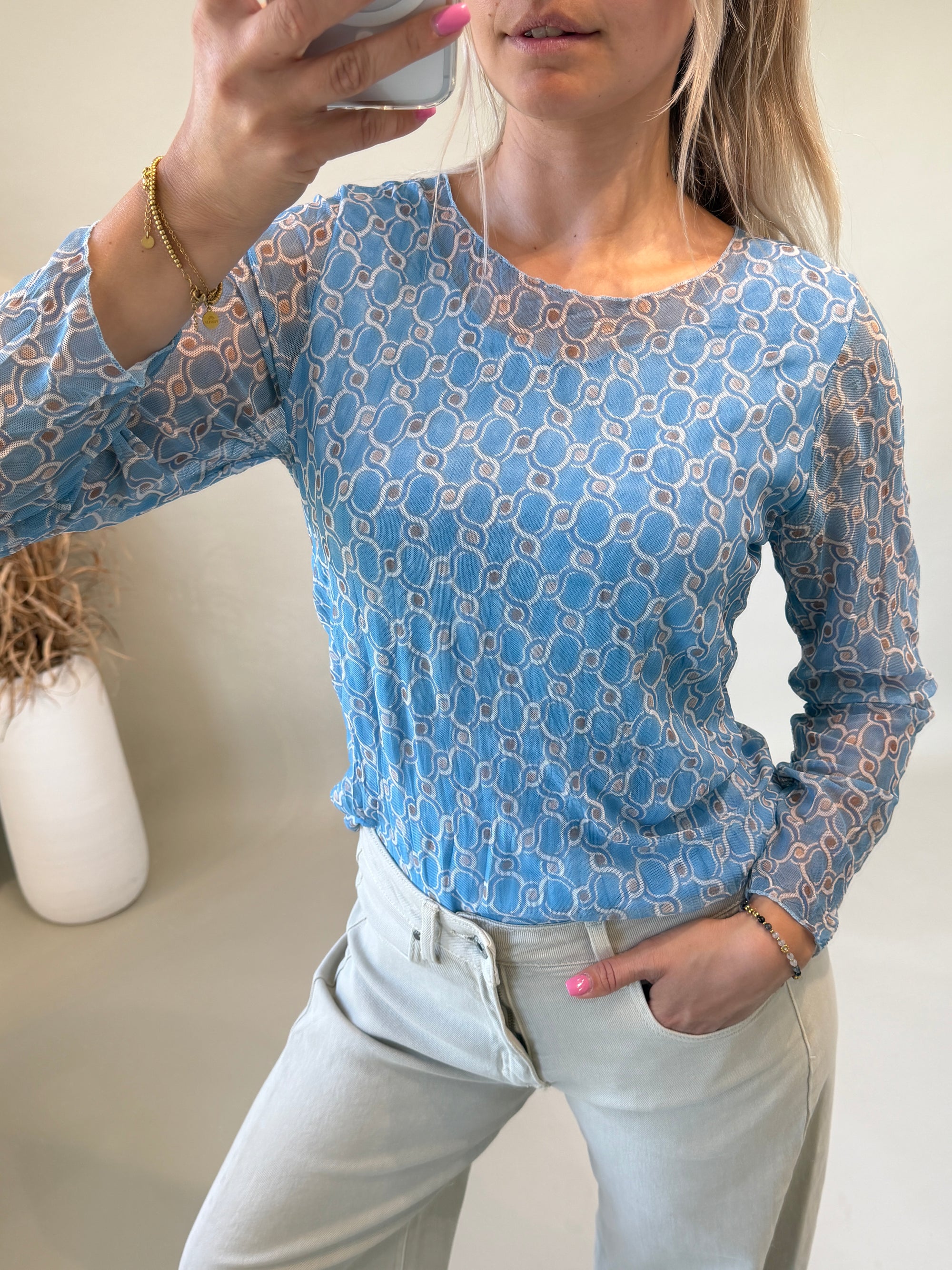 Netztshirt in Hellblau mit Muster
