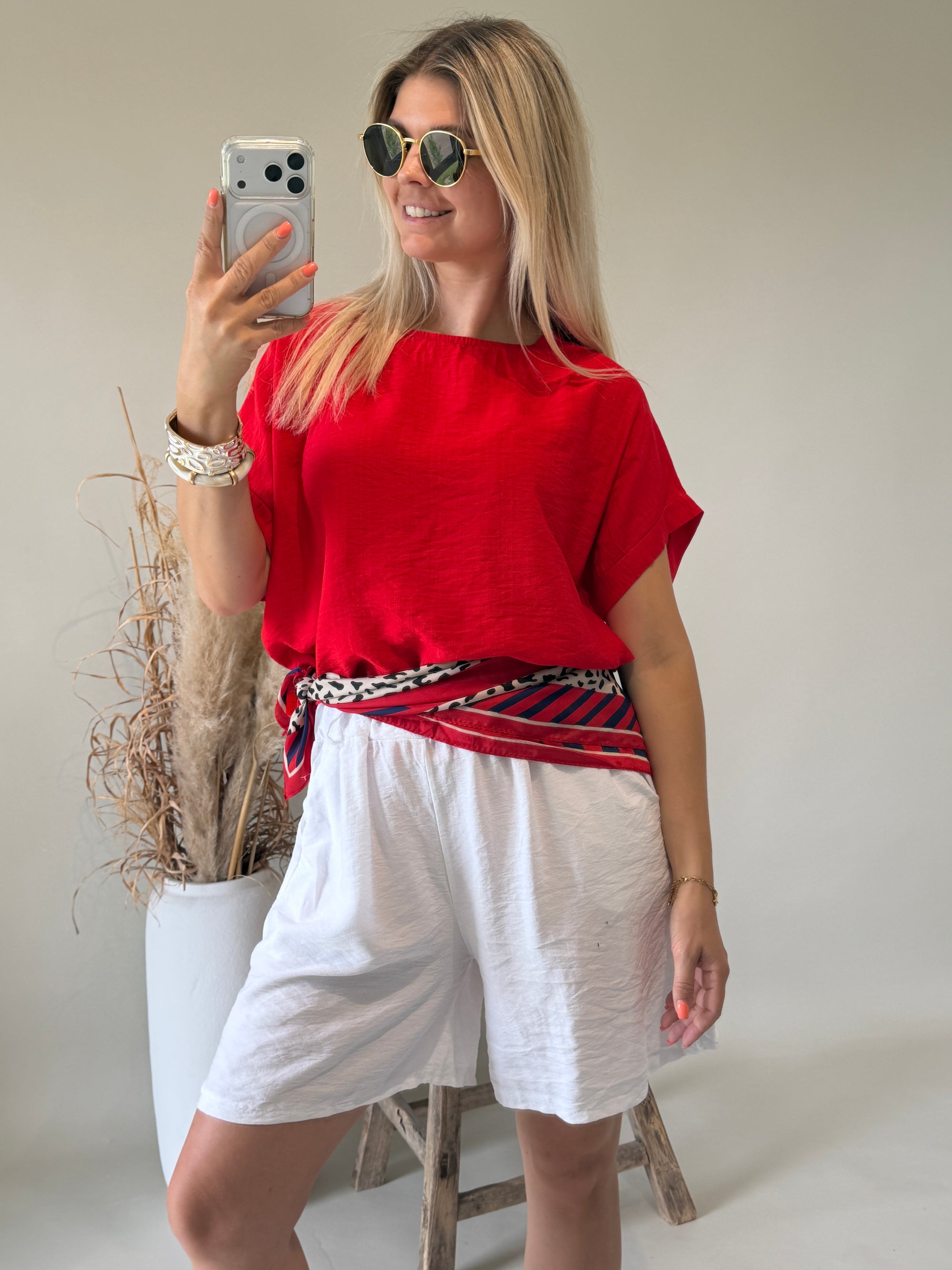 Bluse in Rot mit Kette ( Knöpfe hinten )