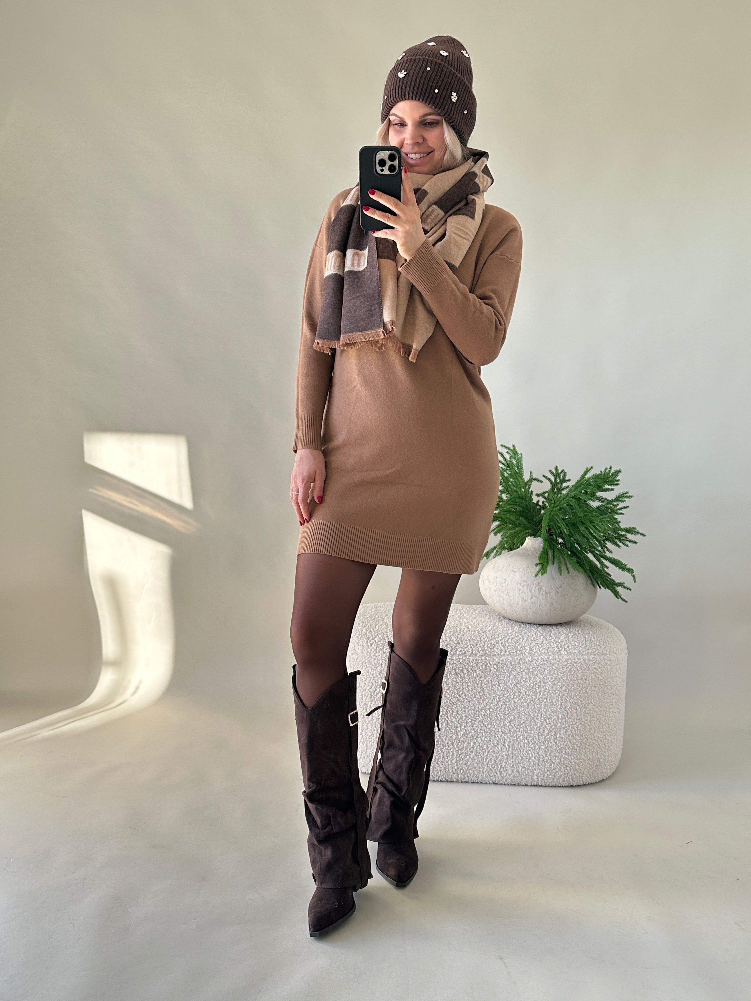 Strickkleid in Zimt mit kleiner Tasche vorne