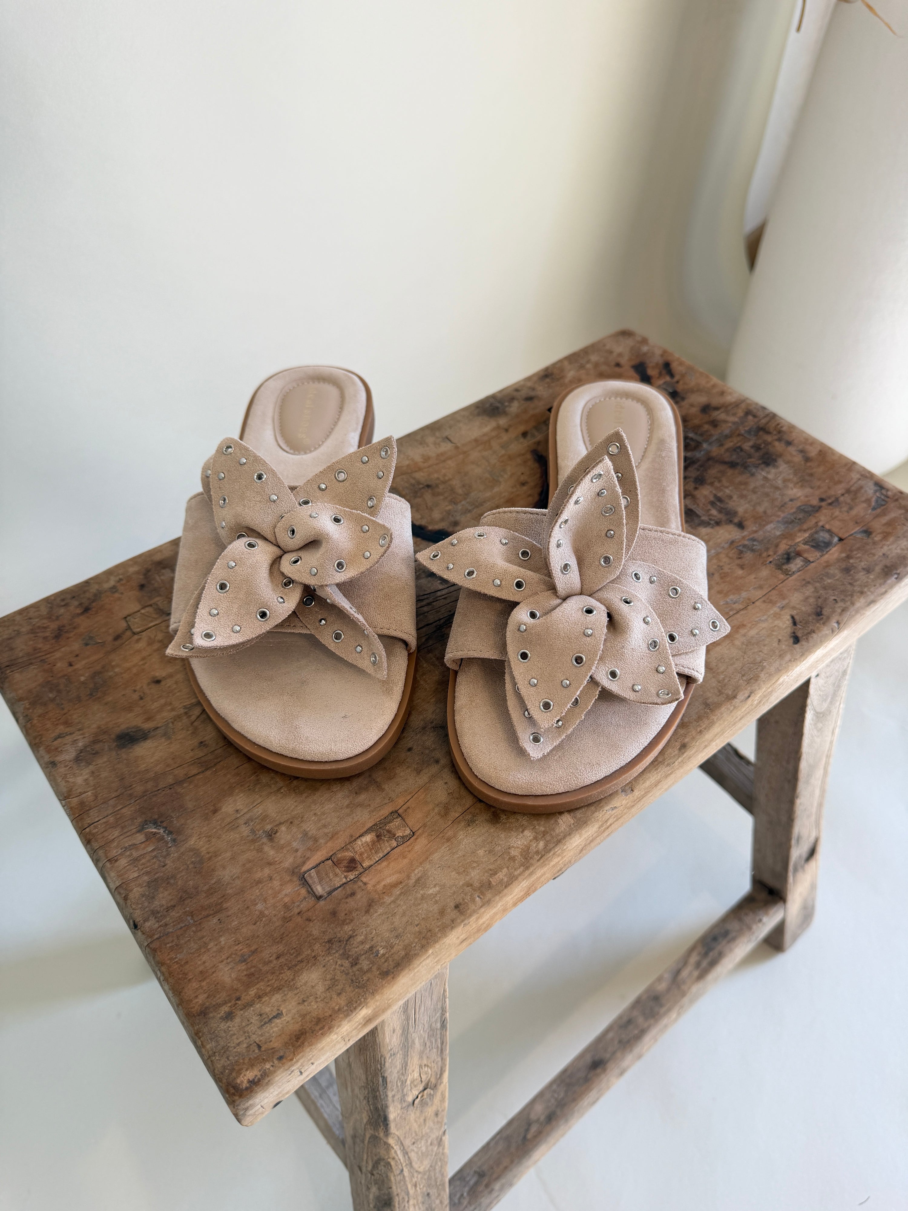 Pantolette in Beige mit Schleife und Nieten