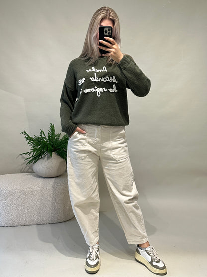 Pullover in Olivgrün mit Aufschrift in Wollweiß