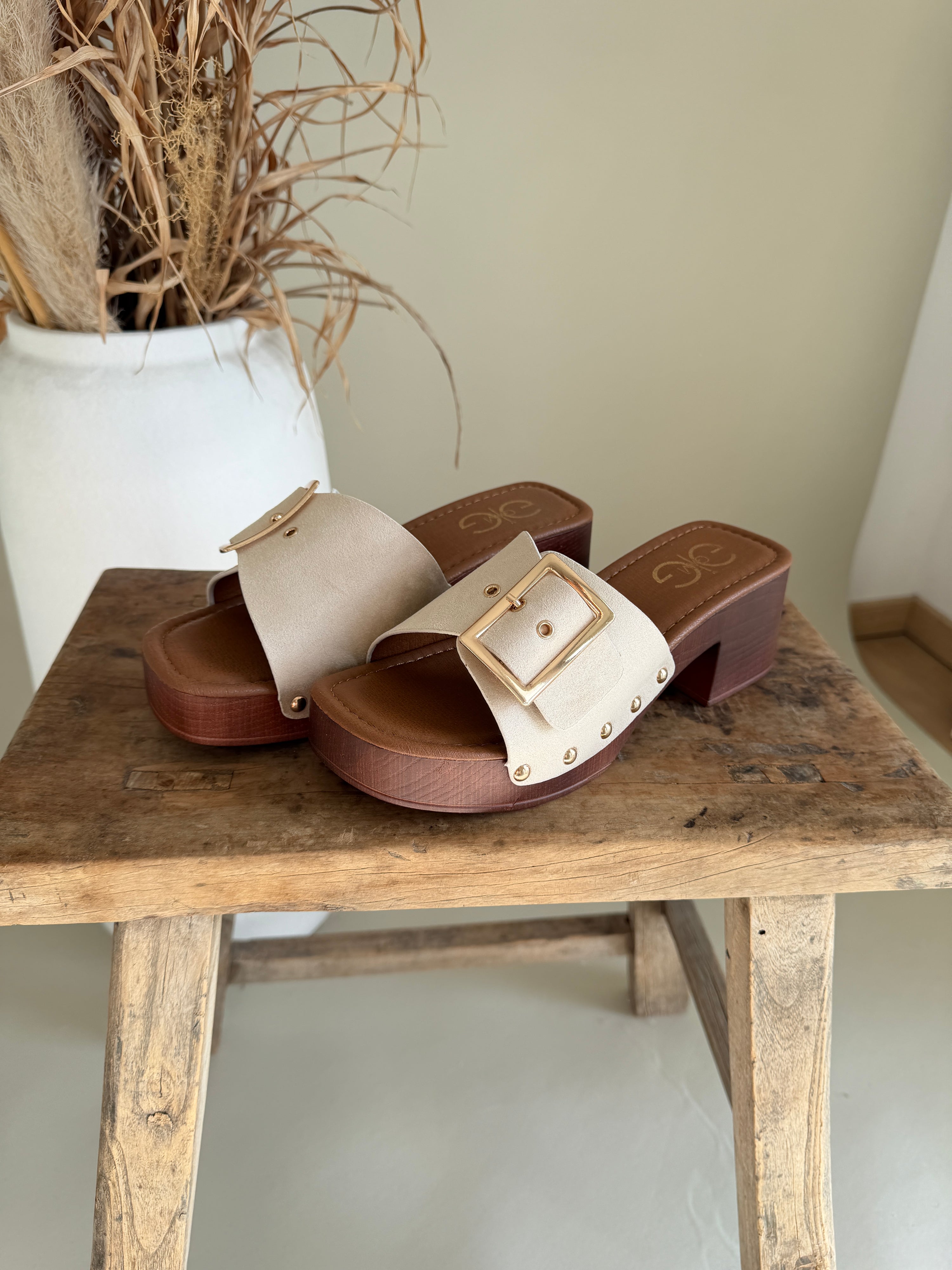 Clogs in Hellbeige mit goldene Nieten