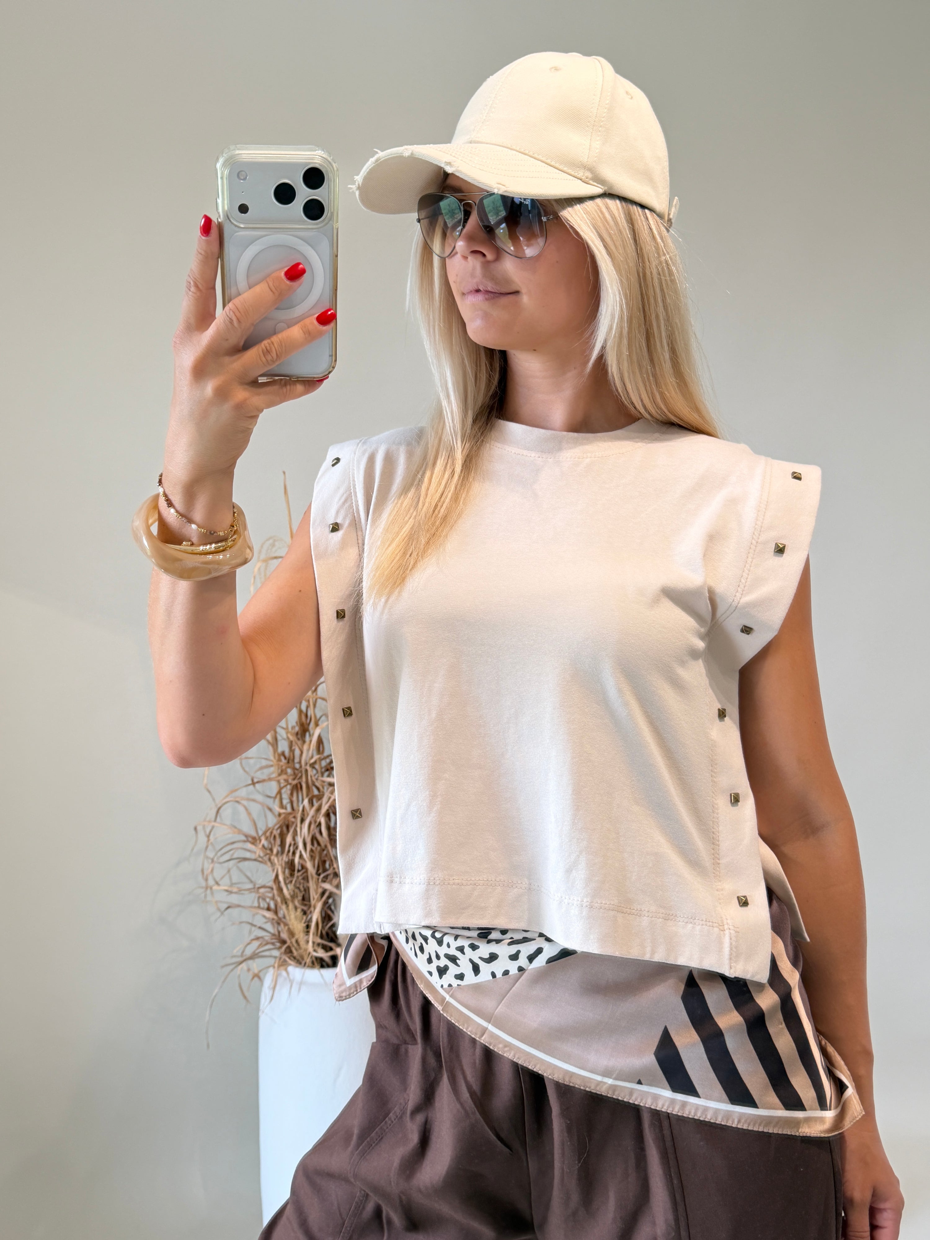 T - Shirt in Beige mit Nieten seitlich