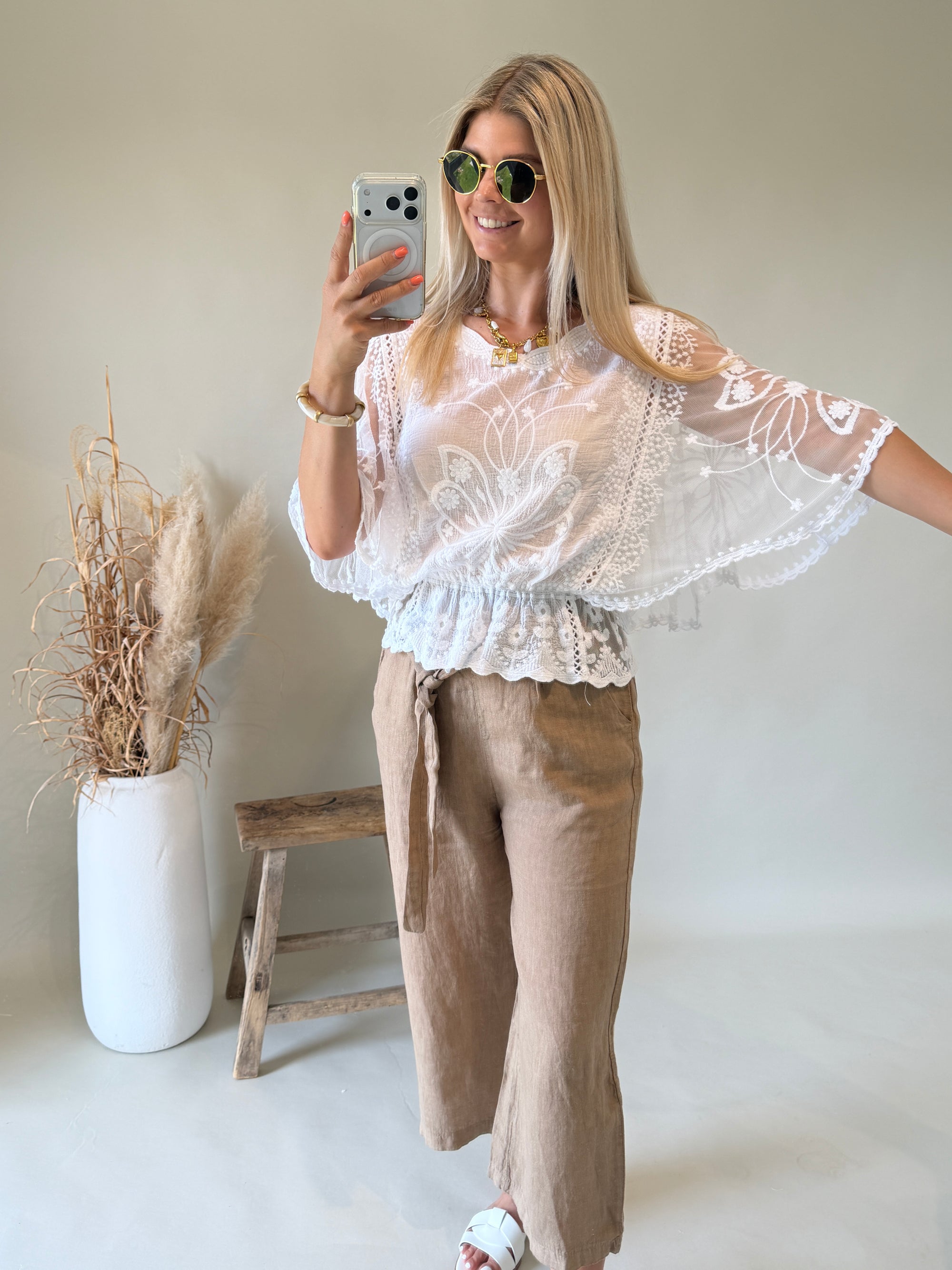 Bluse in Weiß aus Spitze mit weitem Arm