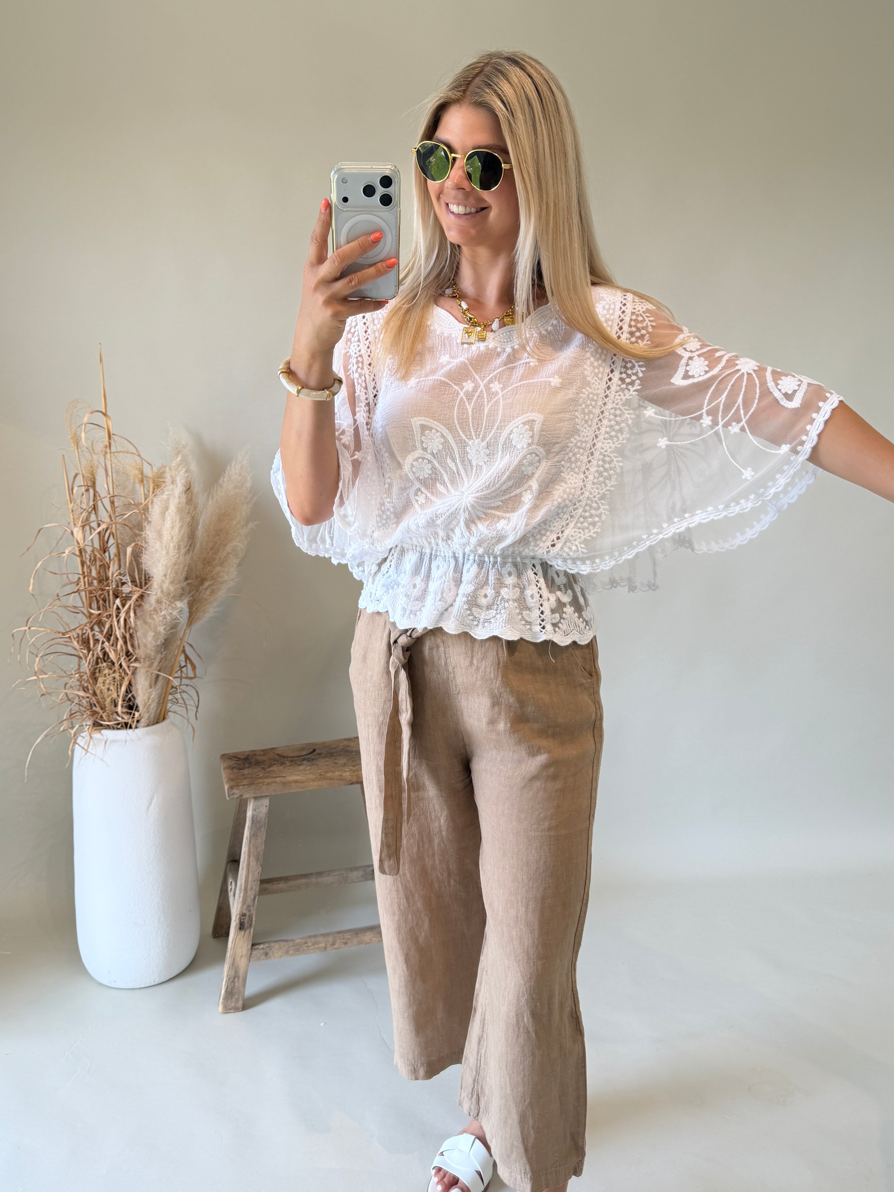 Bluse in Weiß aus Spitze mit weitem Arm