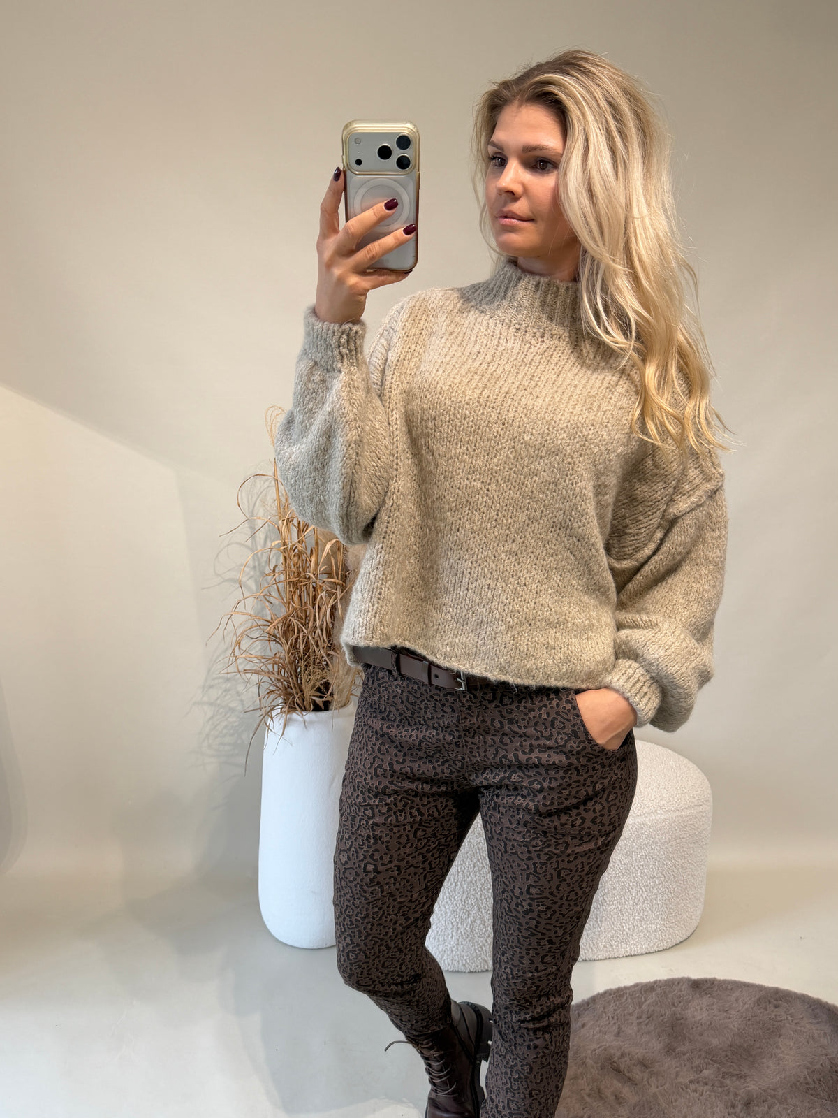 Pullover in Sand mit kleinen Stehkragen
