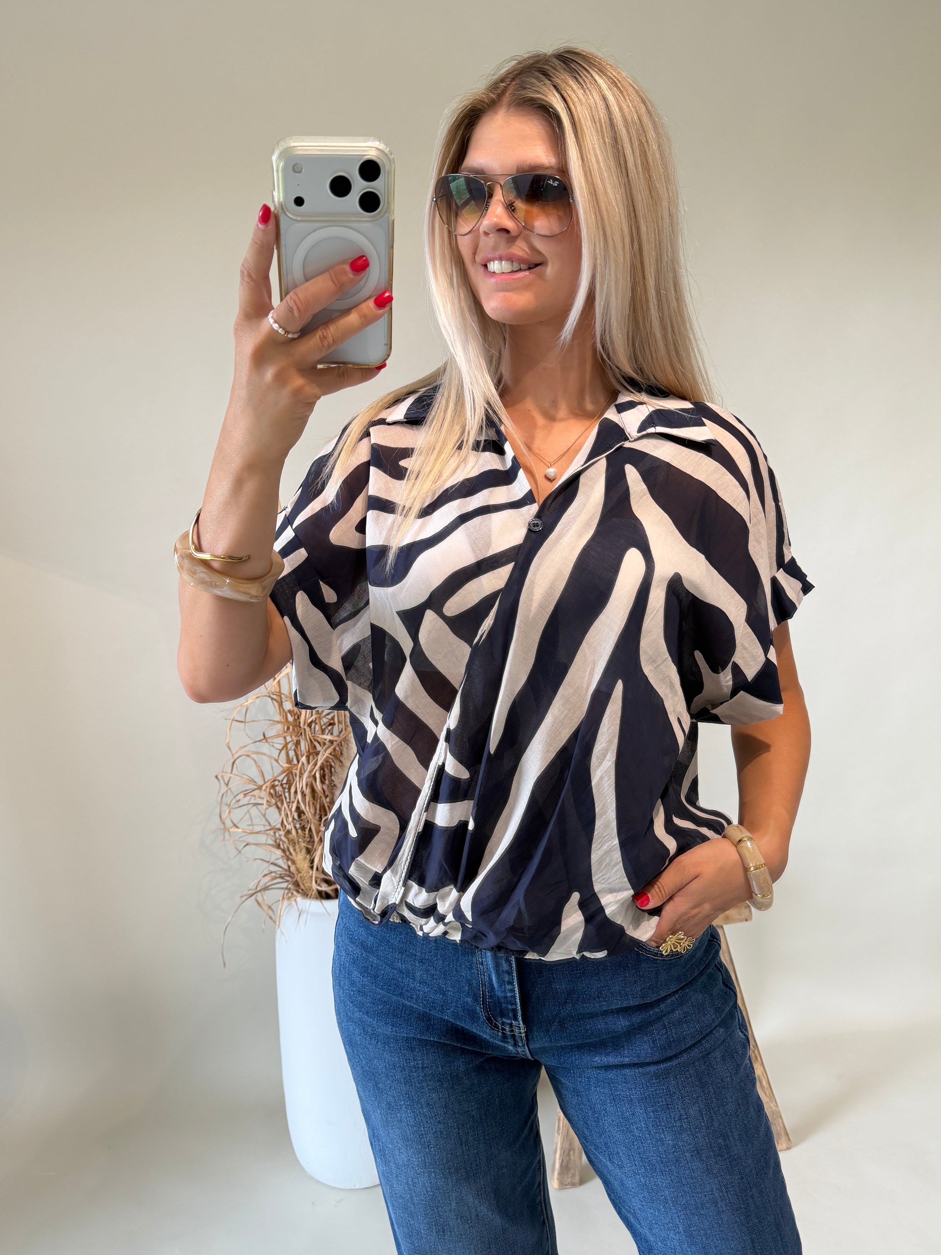 Bluse in Dunkelblau / Beige mit Muster in kurzarm