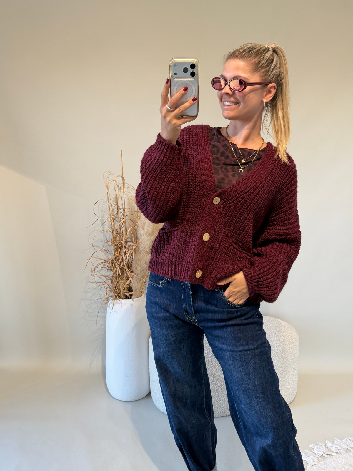 Strickjacke in Bordeaux mit Taschen