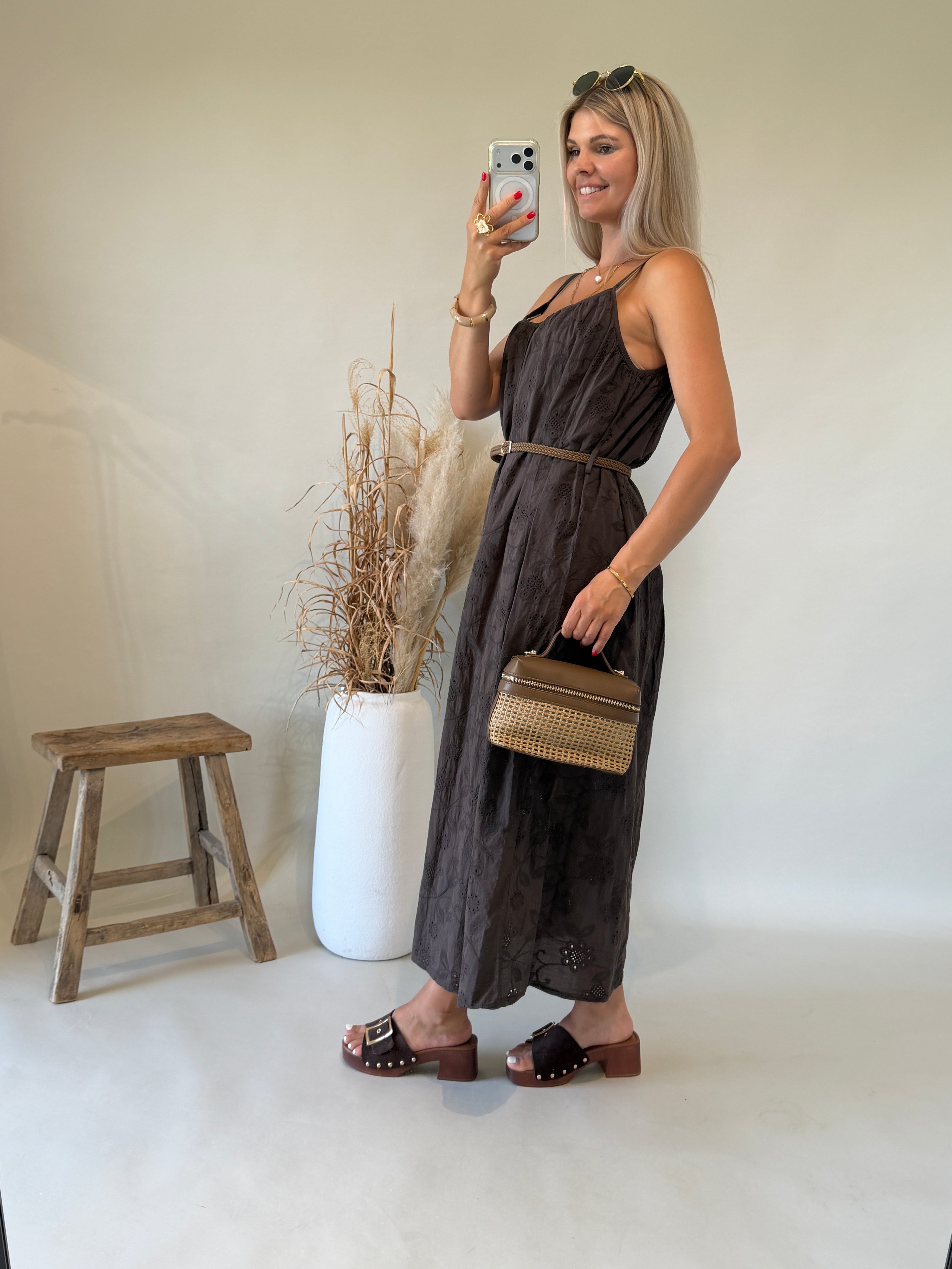 Kleid in Schokobraun mit Bohospitze und Gürtel