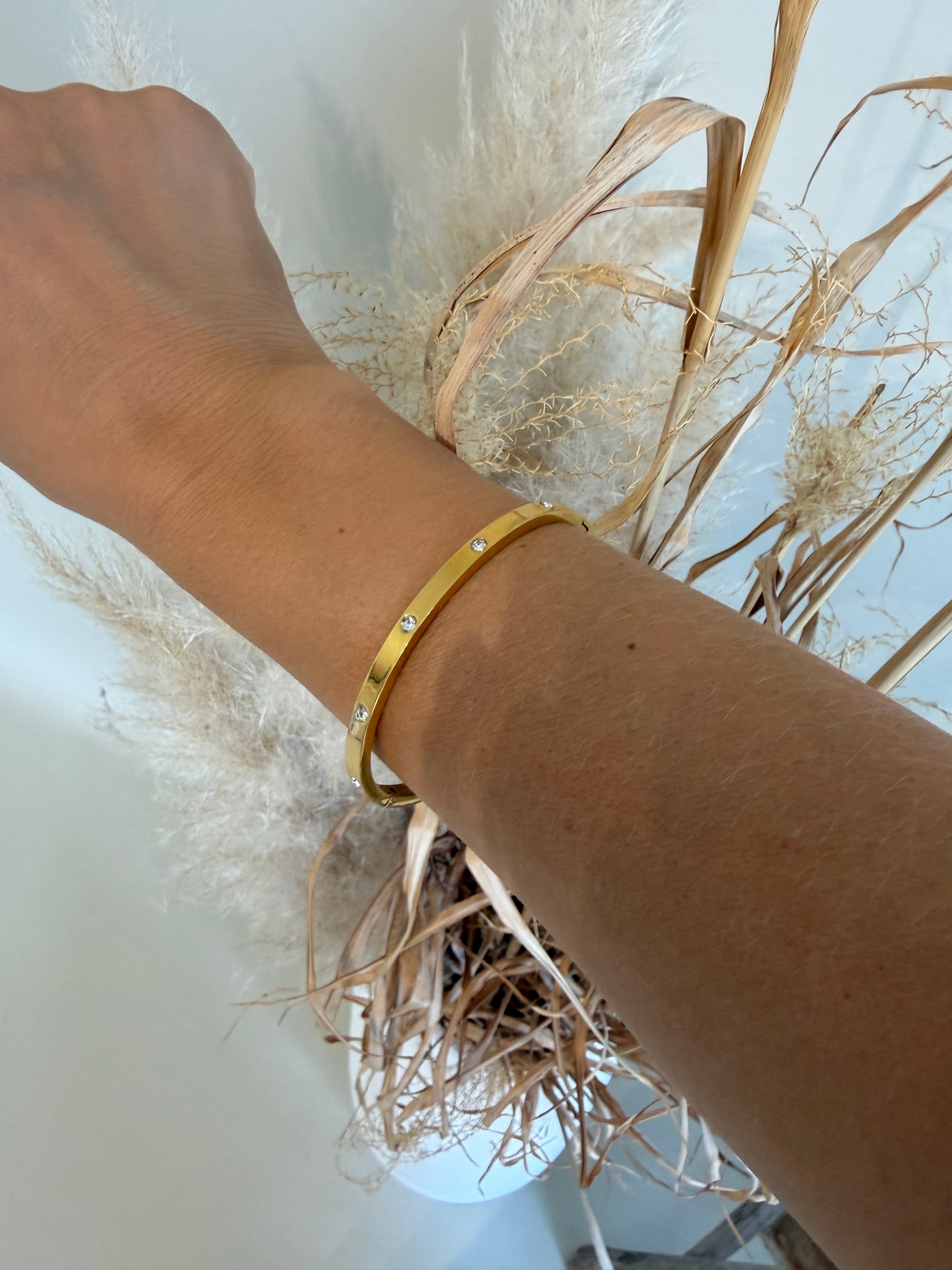 Armreif in Gold mit Glitzersteine