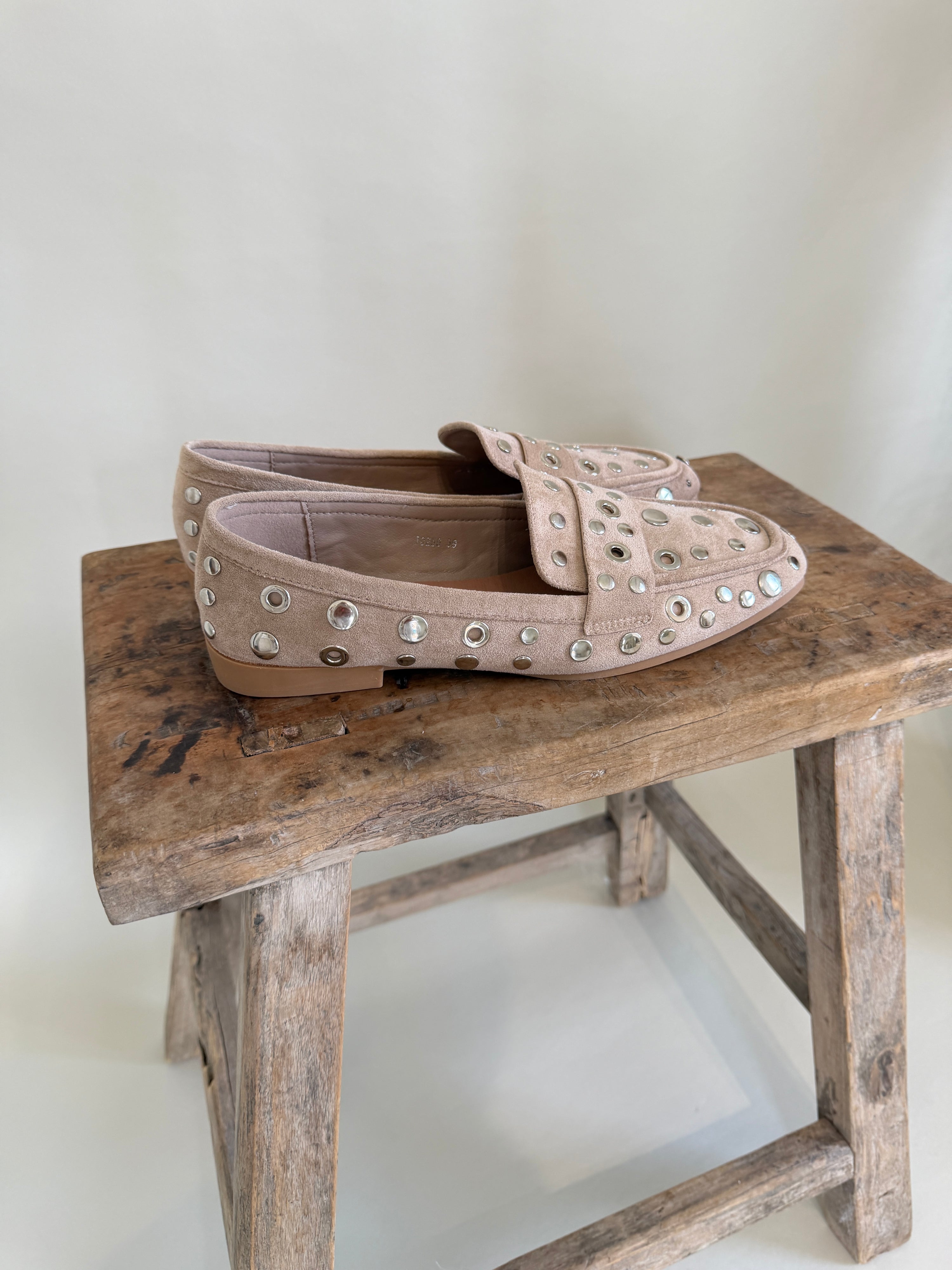 Loafer in Sand mit Nieten