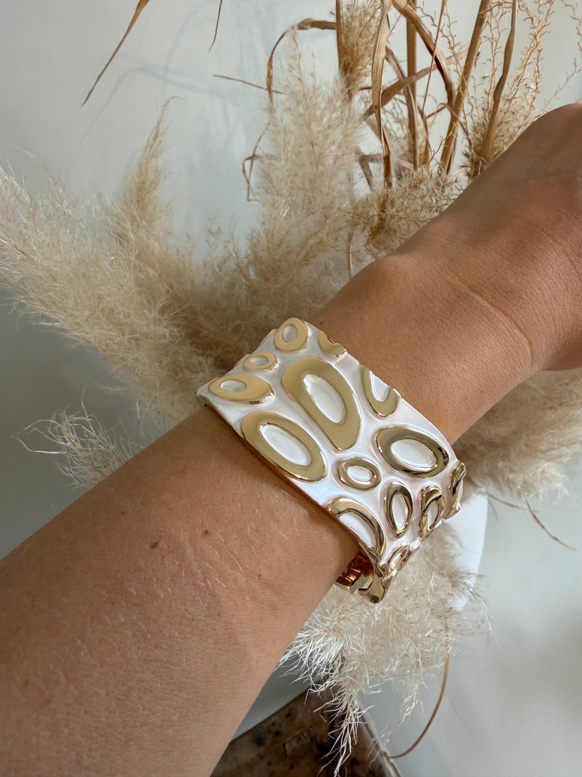 Armreif in Gold mit Wollweißen - Leomuster
