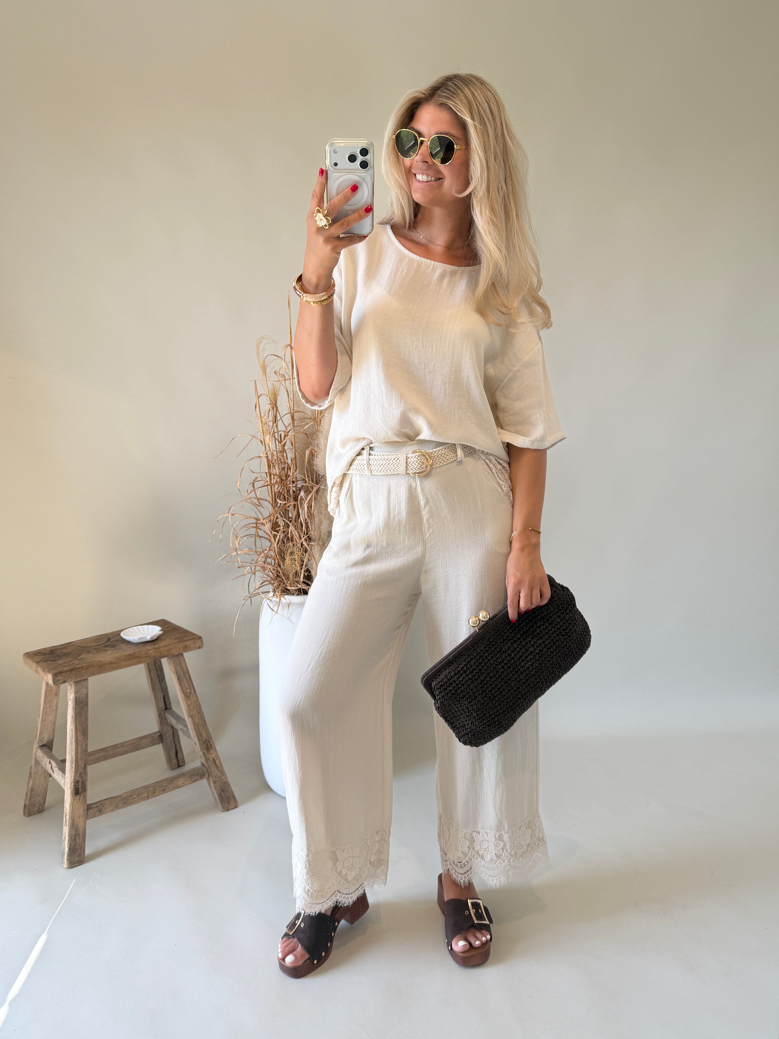 Bluse in Sand mit Spitze unten