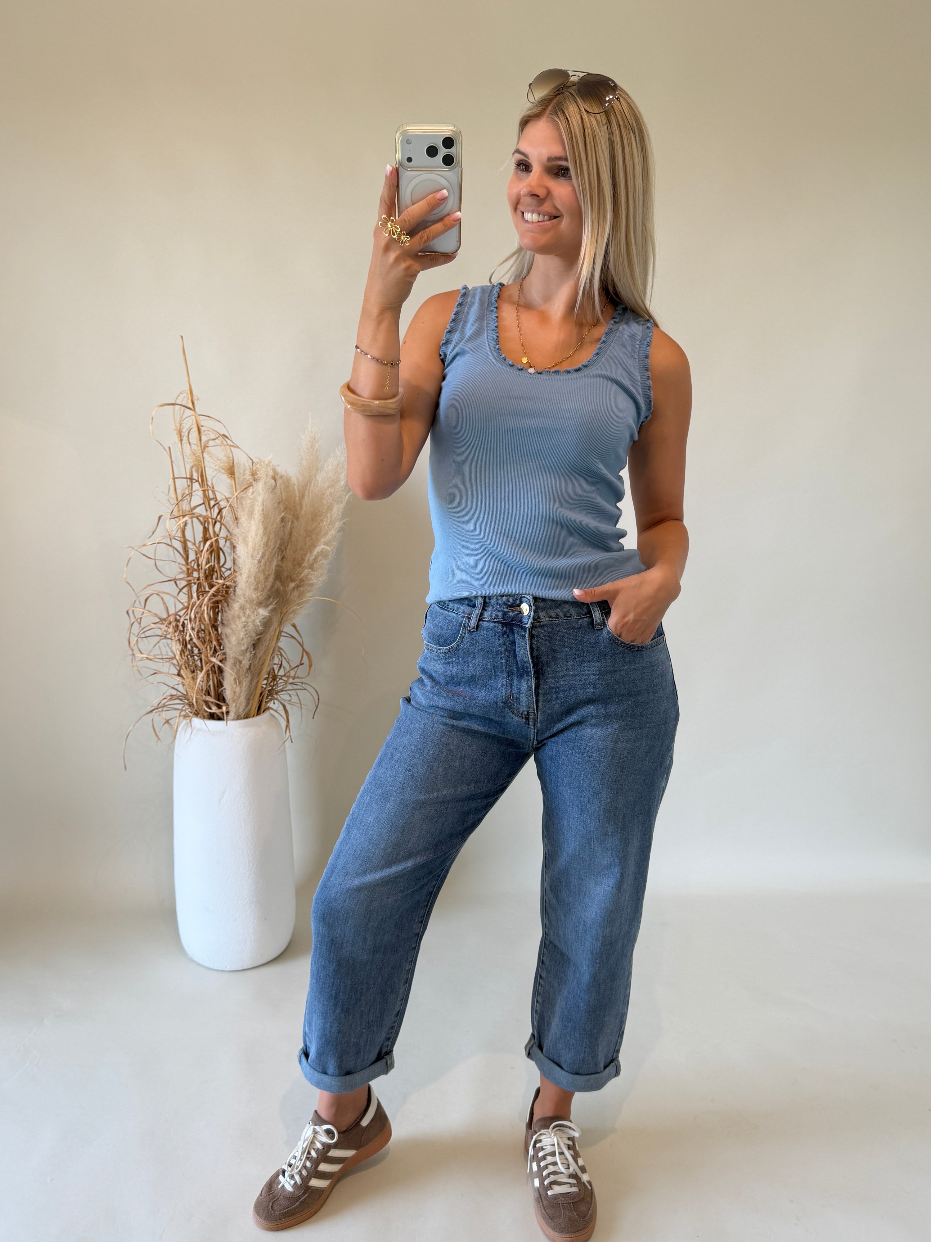 Top in Rauchblau mit Rüschen