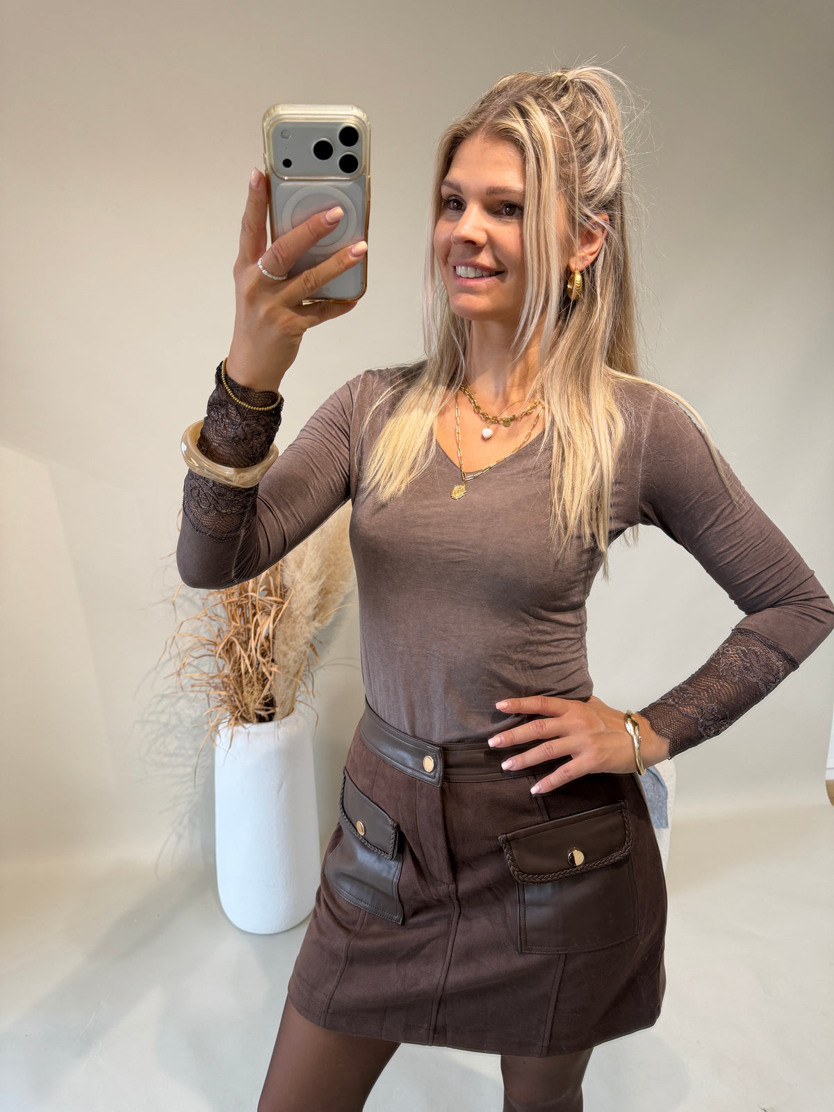 Shirt in Schokobraun mit Spitze am Arm