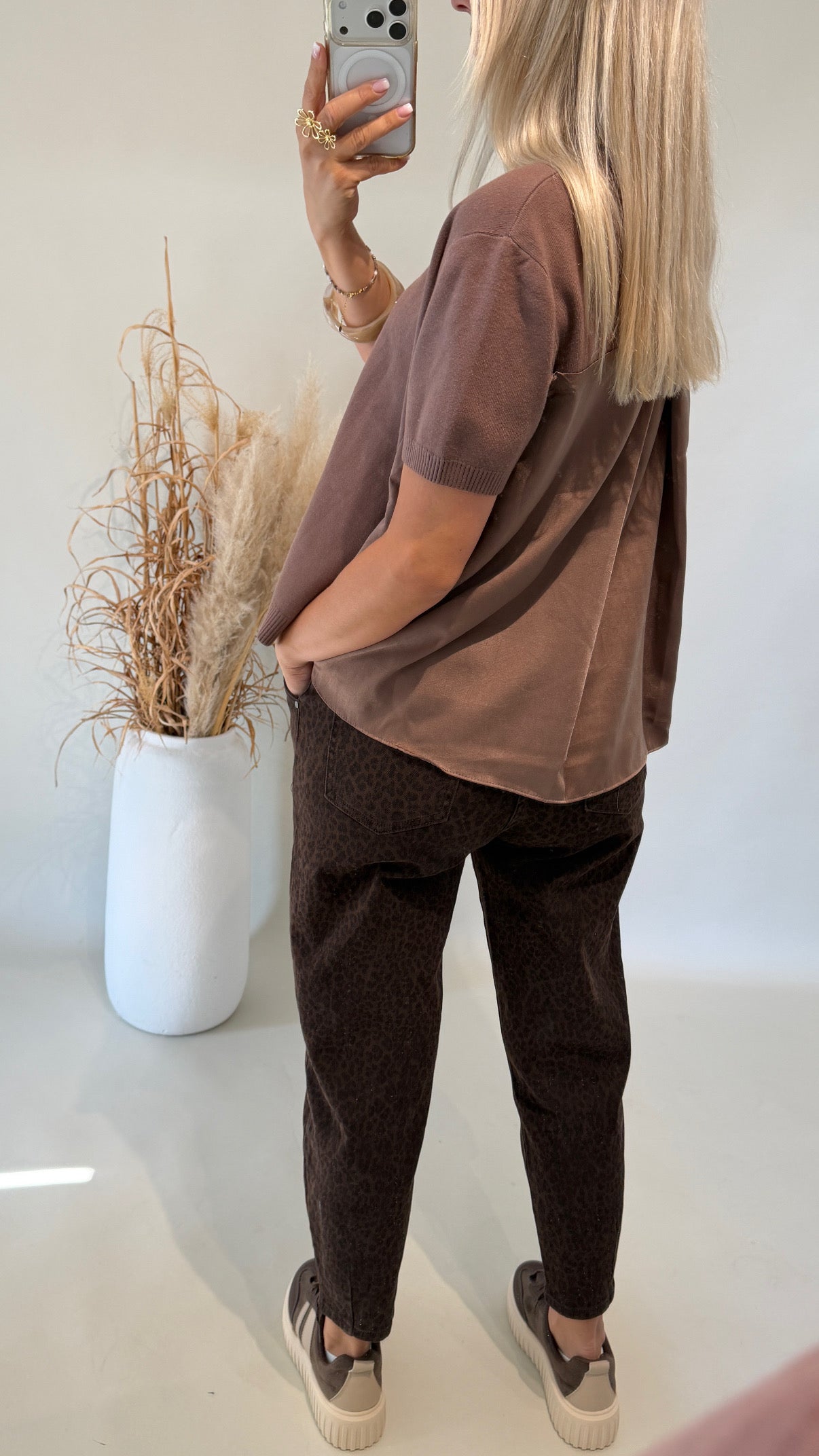 Shirt in Feinstrick mit Seidenrücken in Schokobraun