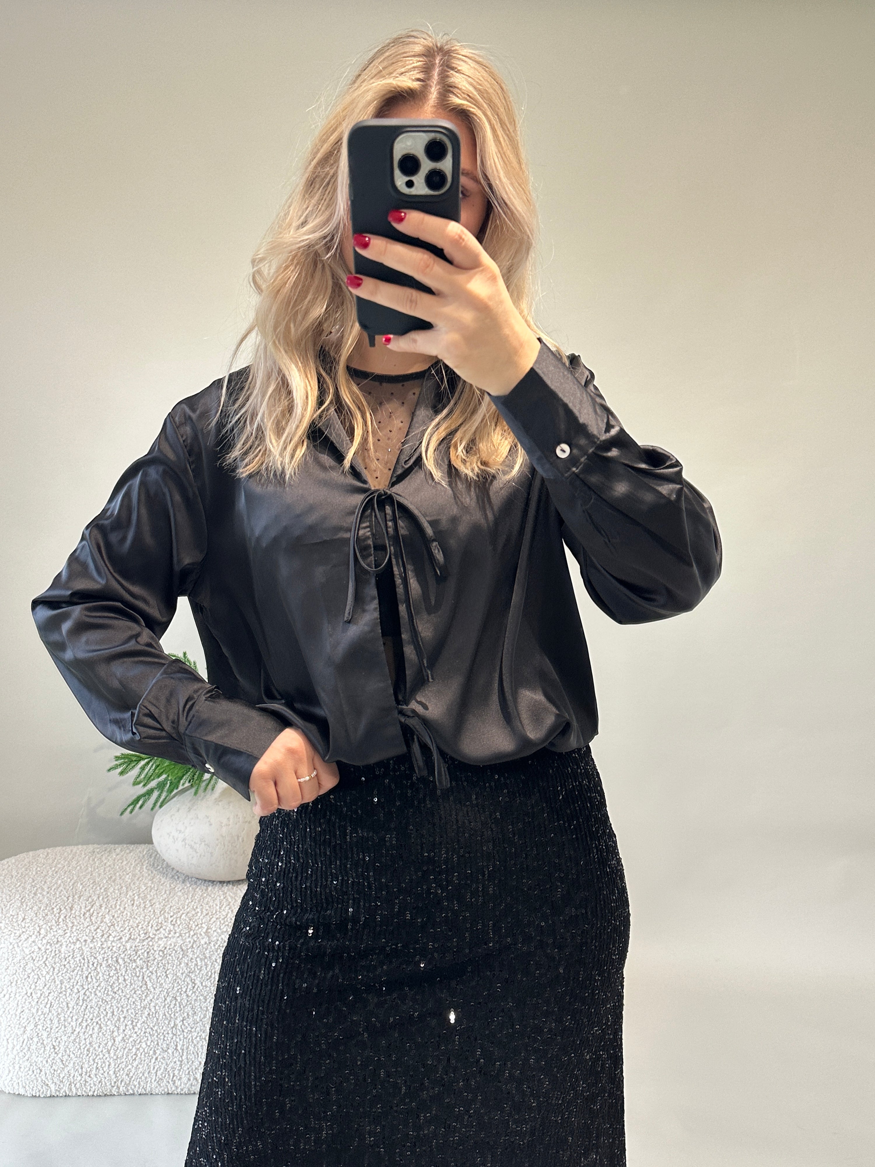 Bluse in Schwarz (Satin) vorne zum Binden