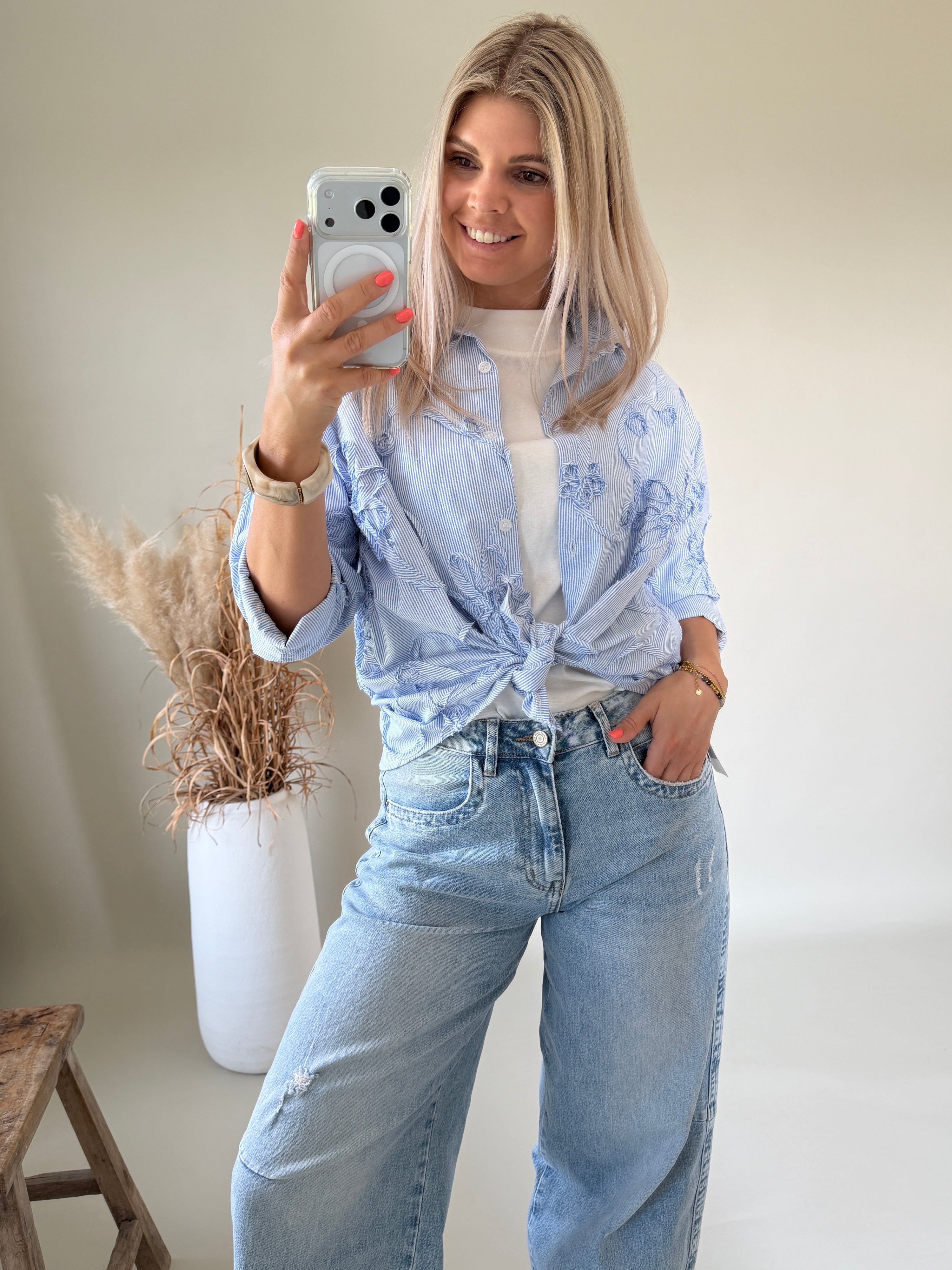 Bluse in Blau / Weiß gestreift mit Blumen